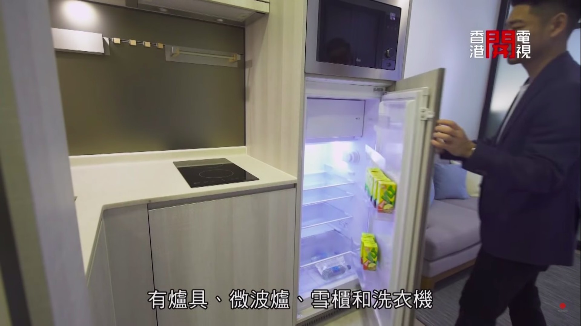 訂造傢私時,需要在雪櫃旁邊預留散熱空間。(開電視截圖) 訂造傢私時,需要在雪櫃旁邊預留散熱空間。(開電視截圖)