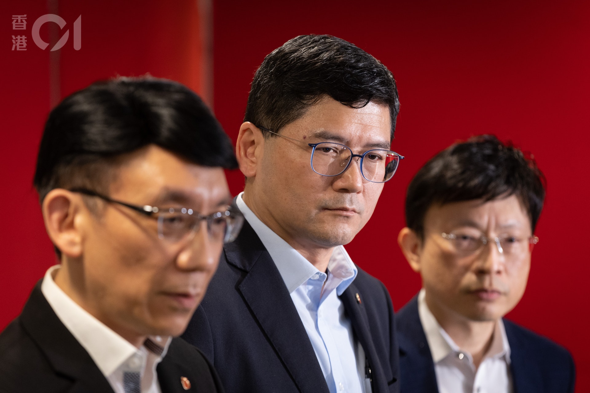 醫院管理局行政總裁高拔陞(中)3月8日會見傳媒,就葵涌醫院冧石屎及公院近日多宗事故作解說,期間,高拔陞就相關事件致歉。(廖雁雄攝) 醫院管理局行政總裁高拔陞(中)3月8日會見傳媒,就葵涌醫院冧石屎及公院近日多宗事故作解說,期間,高拔陞就相關事件致歉。(廖雁雄攝)