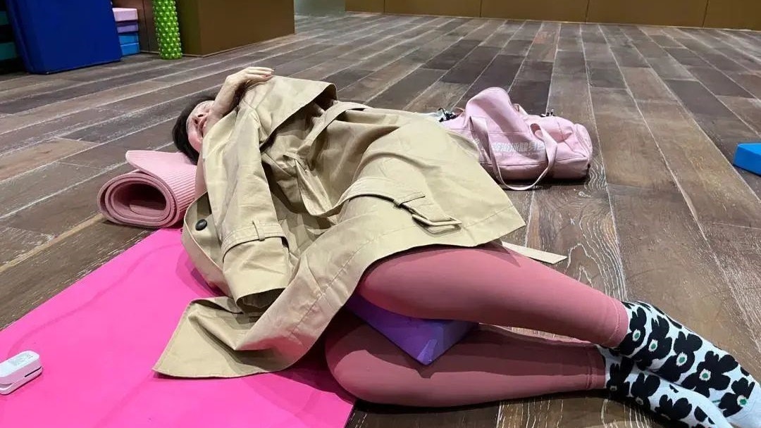 廣州高校教授上瑜伽課致胸椎骨折 疑教練拉伸不當健身室拒交CCTV 廣州高校教授上瑜伽課致胸椎骨折 疑教練拉伸不當健身室拒交CCTV