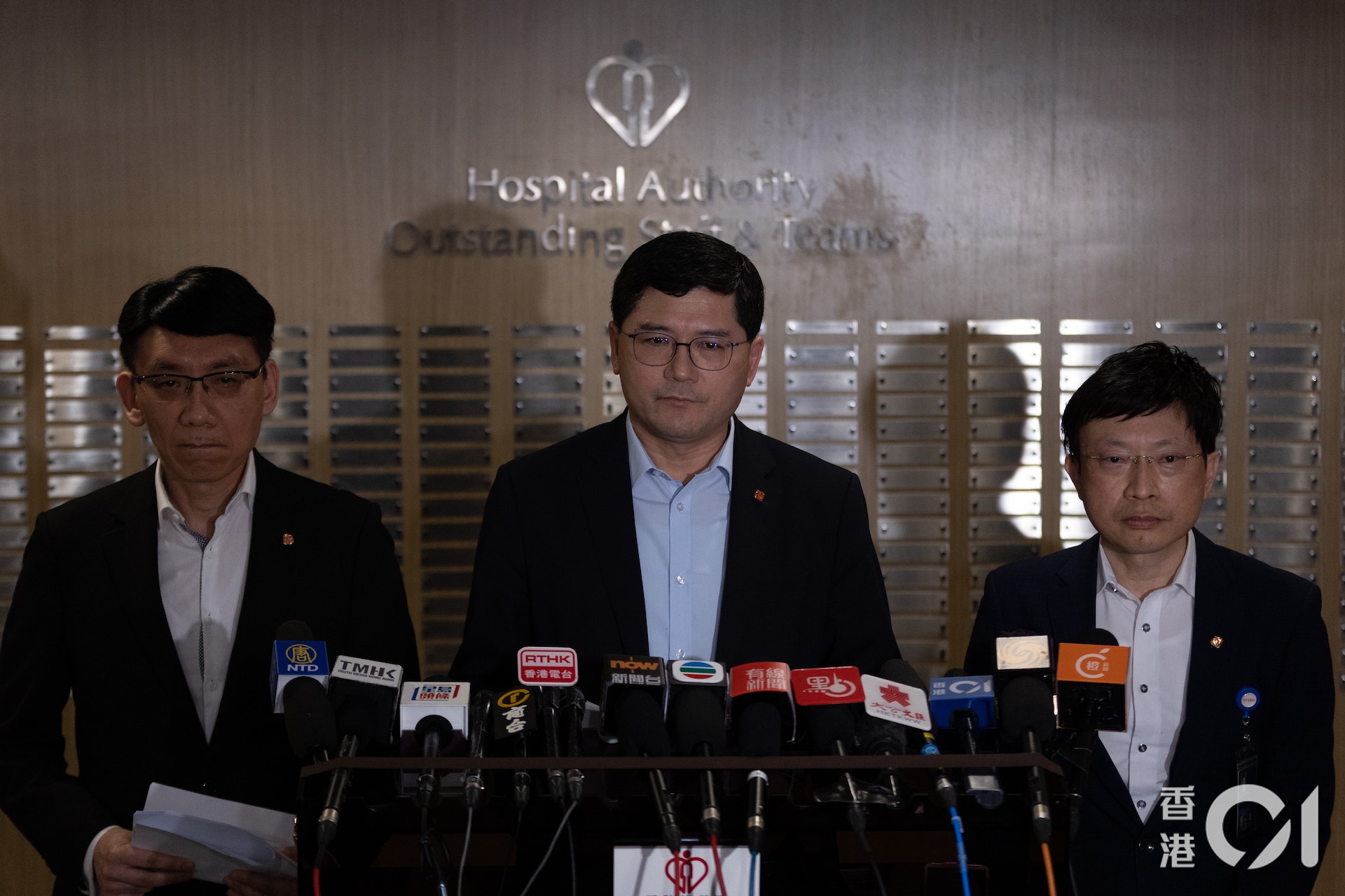 醫院管理局行政總裁高拔陞(中)3月8日會見傳媒,並就塌物事故致歉。(廖雁雄攝) 醫院管理局行政總裁高拔陞(中)3月8日會見傳媒,並就塌物事故致歉。(廖雁雄攝)