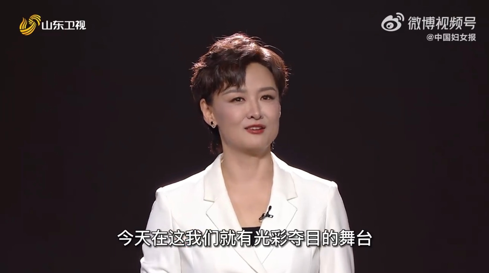 2022年1月，大陸北京清華大學藝教中心舉辦了一年一度的新年聯歡會，當時一名打掃阿姨上台彈奏了一首《我的中國心》，獲得台下觀眾如雷的掌聲。如今這位阿姨換下了制服，穿上漂亮的晚禮服，登上山東衛視的節目表演鋼琴獨奏，再度引發網友熱烈討論。（山東衛視節目截圖）