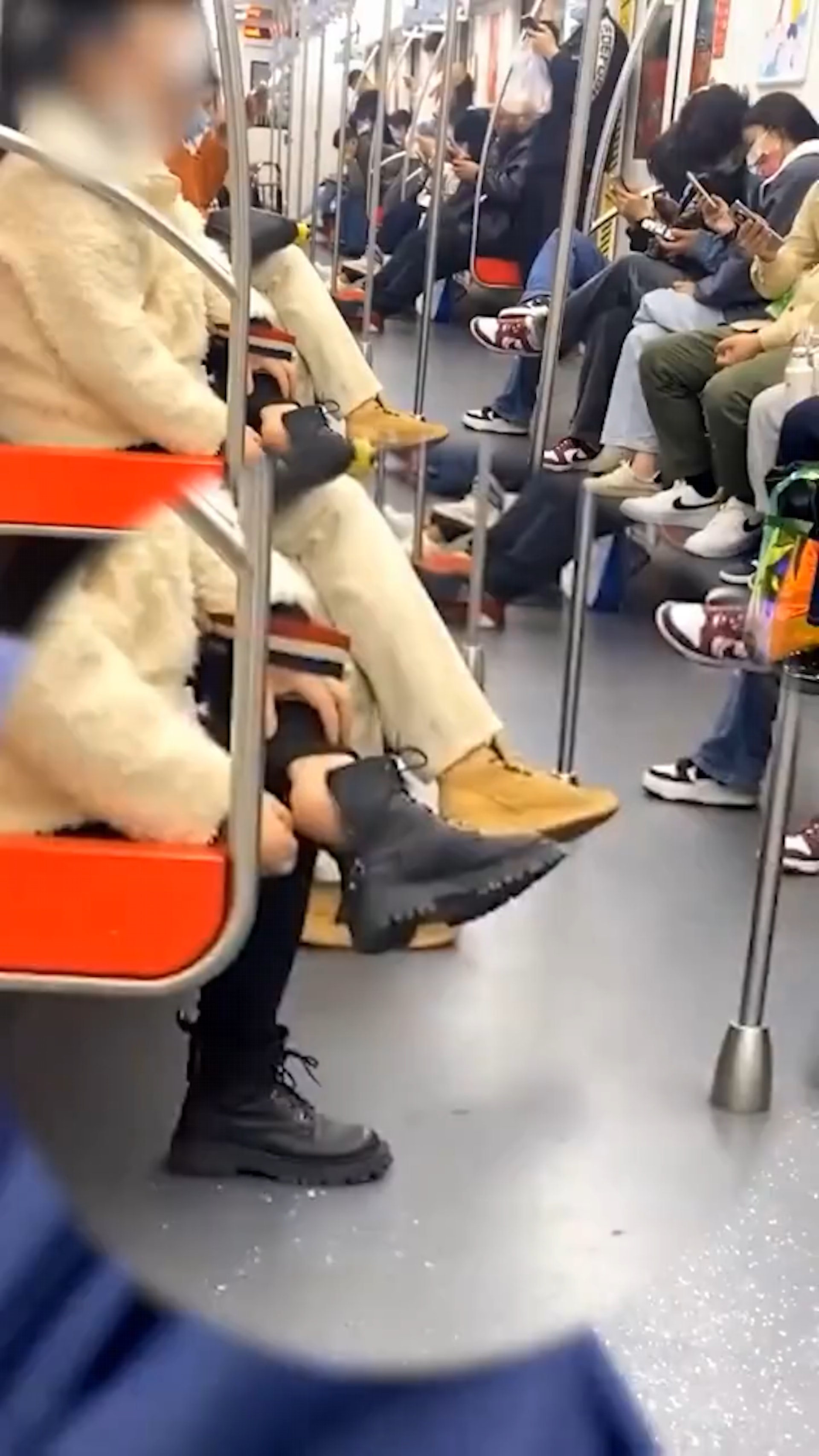 杭州地鐵,一名女子公然搣腳皮被網民曝光。(影片截圖) 杭州地鐵,一名女子公然搣腳皮被網民曝光。(影片截圖)