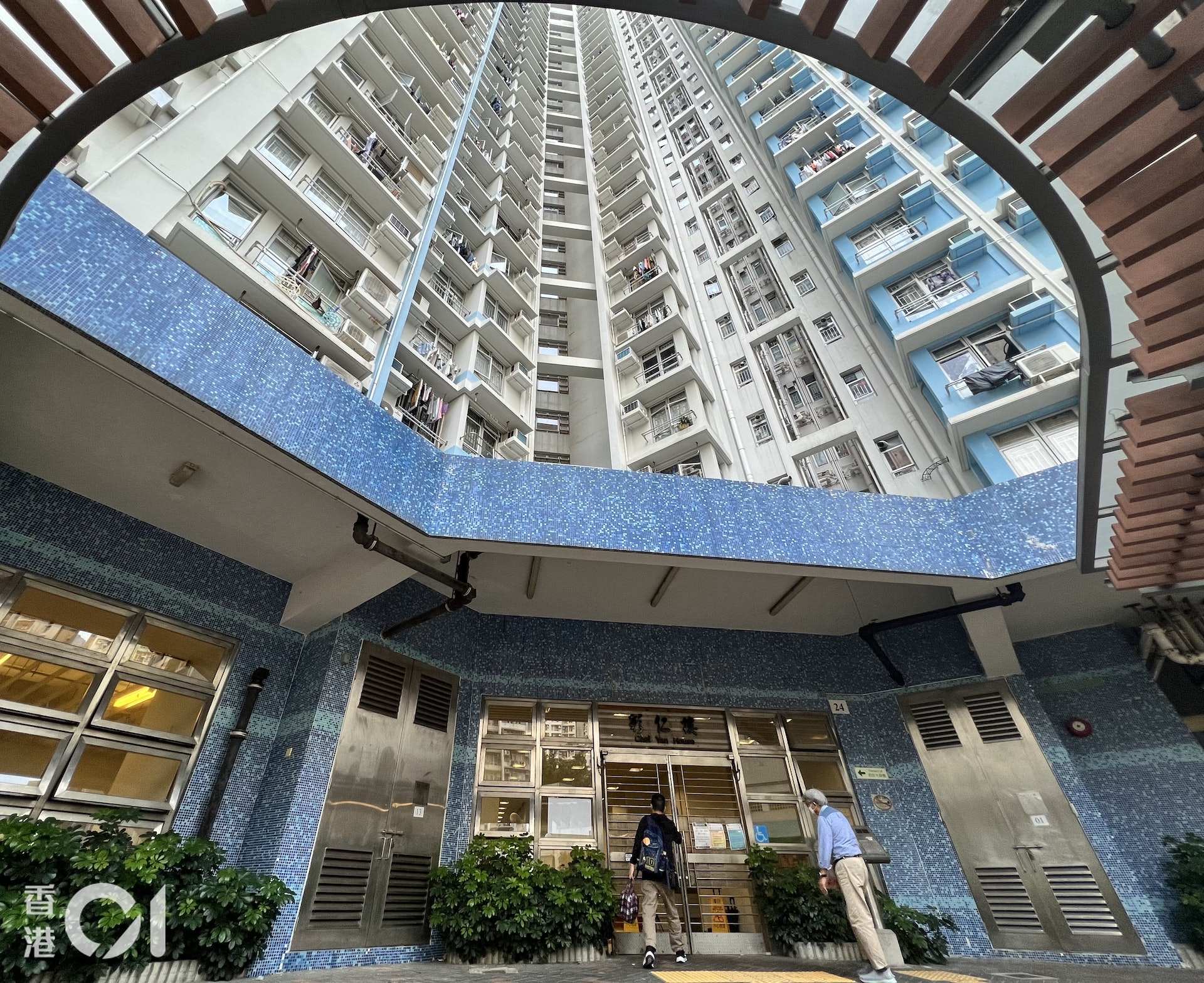 一名居住於彩德邨的公屋居民申報二人家庭總資產淨值不超逾公屋入息限額100倍,但被揭擁有一個位於鴨脷洲的工廈物業之一半業權,估值約620萬元。(朱永倫攝) 一名居住於彩德邨的公屋居民申報二人家庭總資產淨值不超逾公屋入息限額100倍,但被揭擁有一個位於鴨脷洲的工廈物業之一半業權,估值約620萬元。(朱永倫攝)