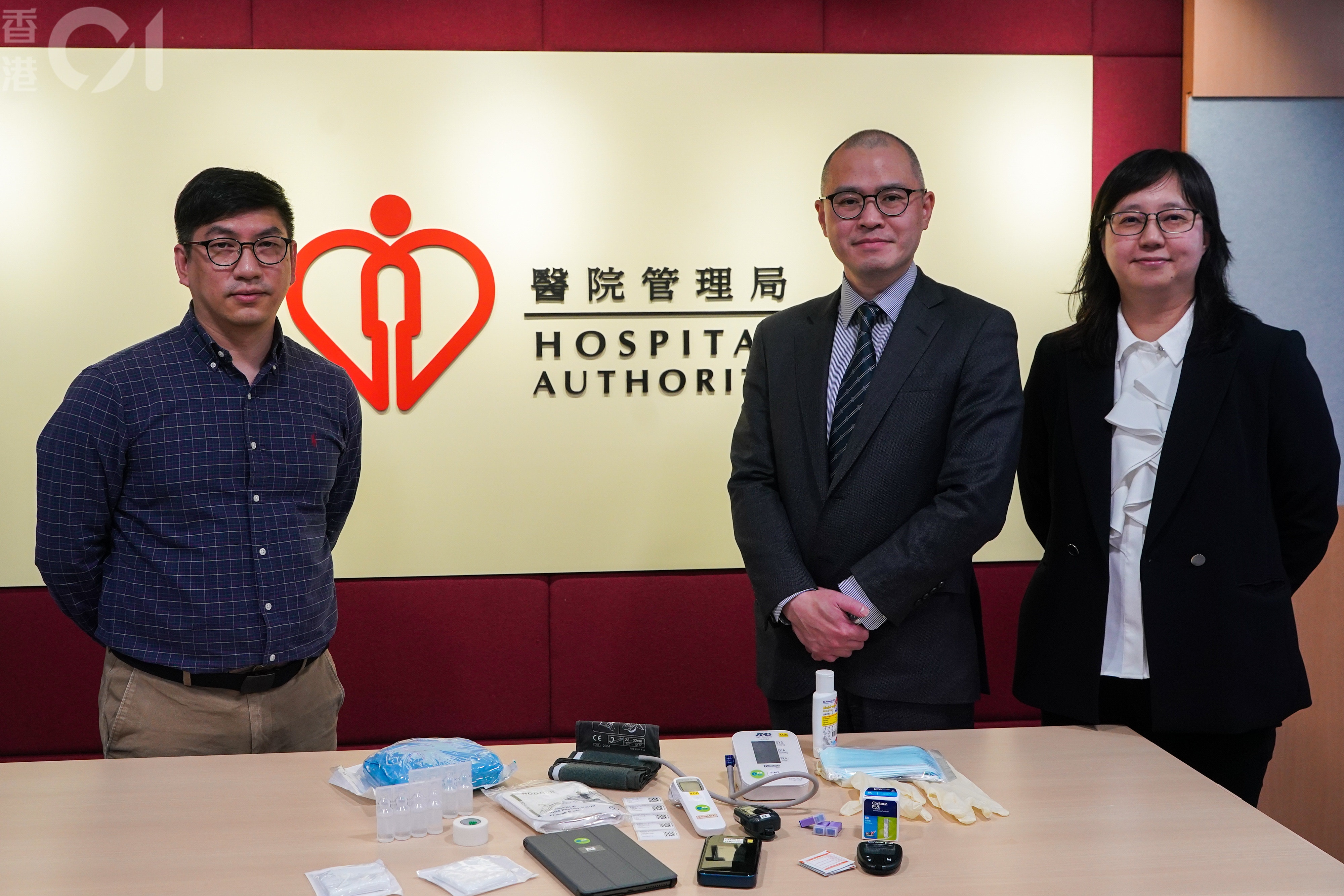 竹篙灣社區隔離設施已「關門大吉」，醫管局醫護人員分享工作點滴。左起：竹管灣社區隔離設施醫療站護士郭超能、醫管局社區隔離設施主管醫生黎靖匡、醫療站負責醫生梁燕儀。（林靄怡攝）