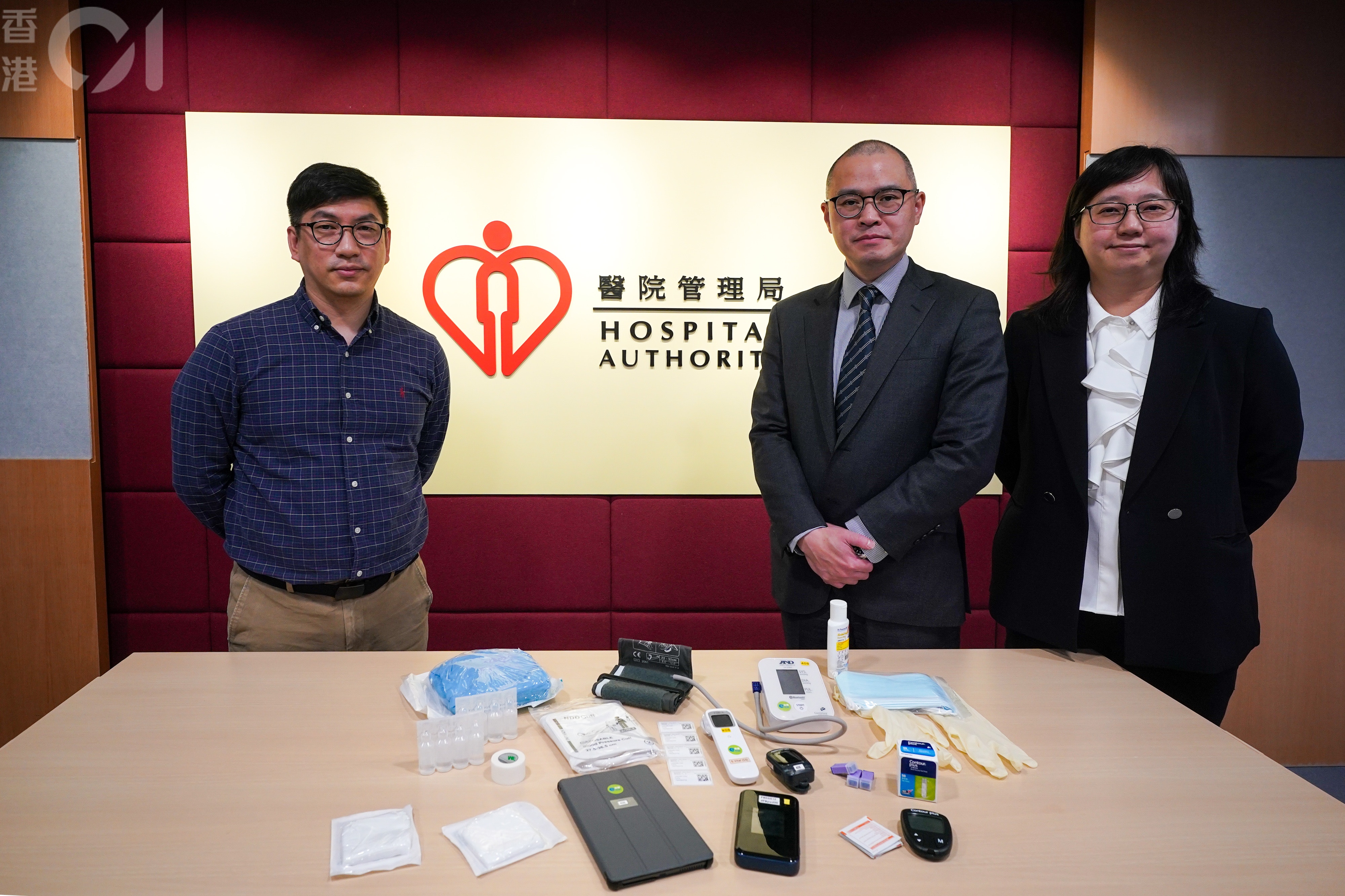 竹篙灣社區隔離設施已「關門大吉」，醫管局醫護人員分享工作點滴。左起：竹管灣社區隔離設施醫療站護士郭超能、醫管局社區隔離設施主管醫生黎靖匡、醫療站負責醫生梁燕儀。（林靄怡攝）