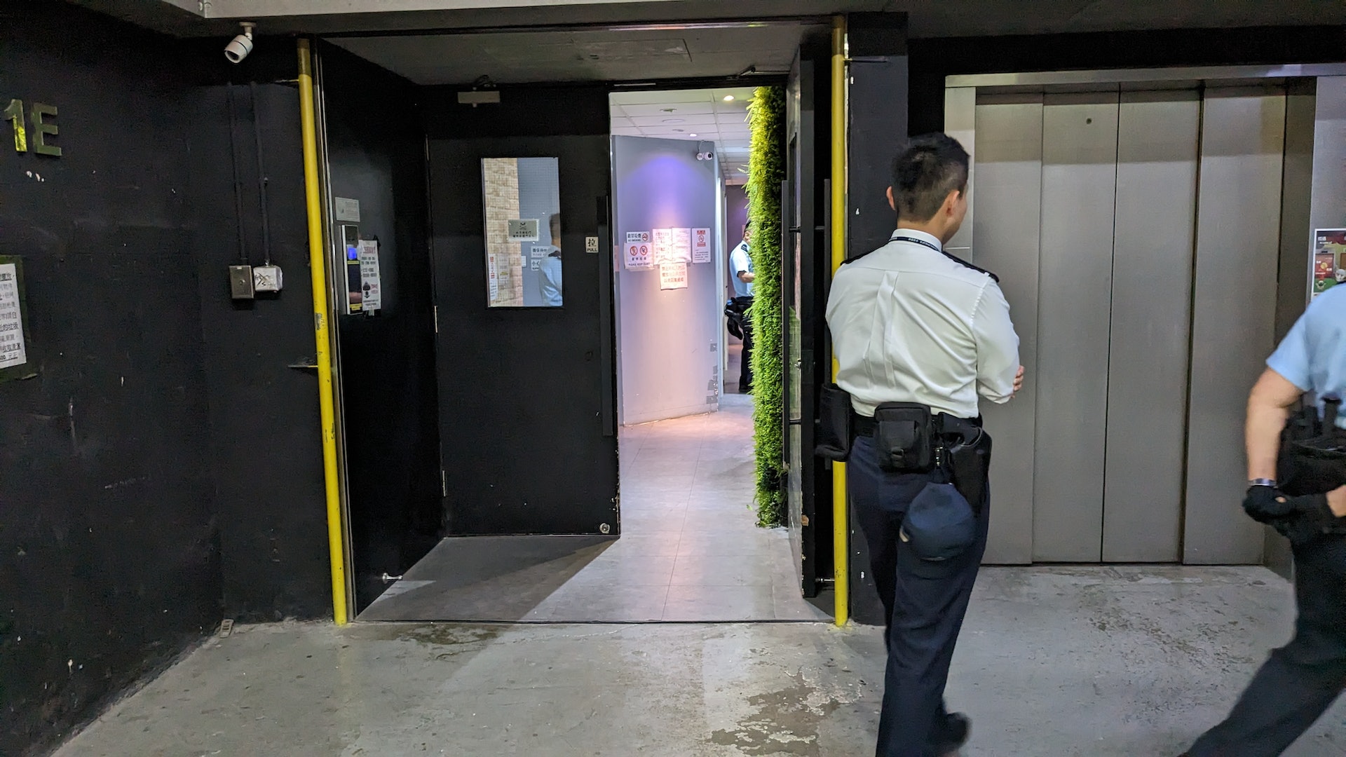 警方在迷你倉調查。(黃偉民攝) 警方在迷你倉調查。(黃偉民攝)