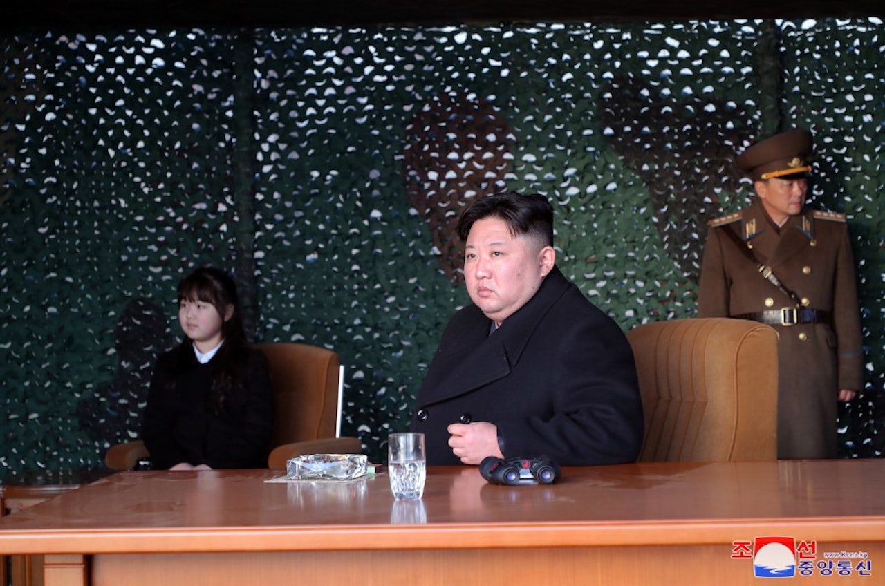 金正恩:圖為2023年3月9日,朝鮮領袖金正恩與女兒金朱愛(又譯金主愛)一起到現場指導韓朝前線西段火星炮兵部隊的火力突擊演習,以及觀摩短程彈道導彈發射演習。(朝中社) 金正恩:圖為2023年3月9日,朝鮮領袖金正恩與女兒金朱愛(又譯金主愛)一起到現場指導韓朝前線西段火星炮兵部隊的火力突擊演習,以及觀摩短程彈道導彈發射演習。(朝中社)