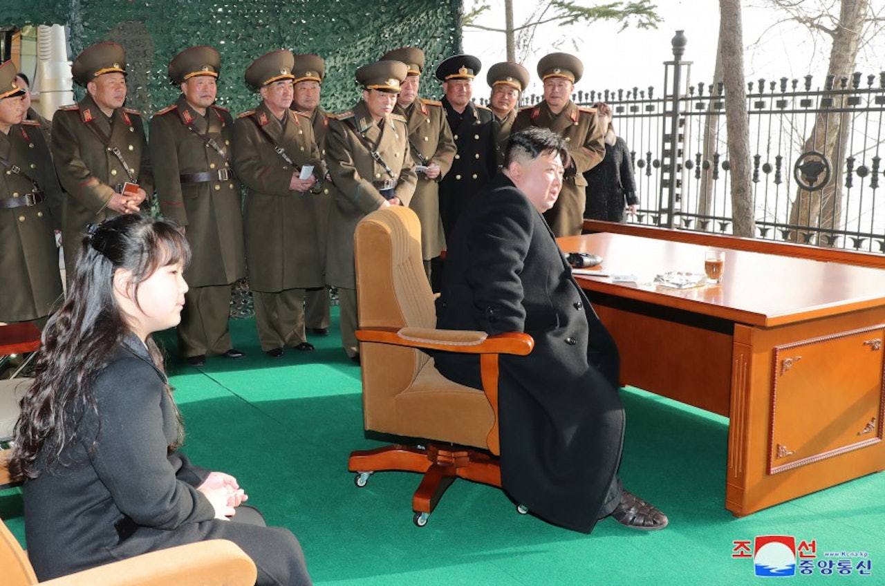 金正恩:圖為2023年3月9日,朝鮮領袖金正恩與女兒金朱愛(又譯金主愛)一起到現場指導韓朝前線西段火星炮兵部隊的火力突擊演習,以及觀摩短程彈道導彈發射演習。(朝中社) 金正恩:圖為2023年3月9日,朝鮮領袖金正恩與女兒金朱愛(又譯金主愛)一起到現場指導韓朝前線西段火星炮兵部隊的火力突擊演習,以及觀摩短程彈道導彈發射演習。(朝中社)