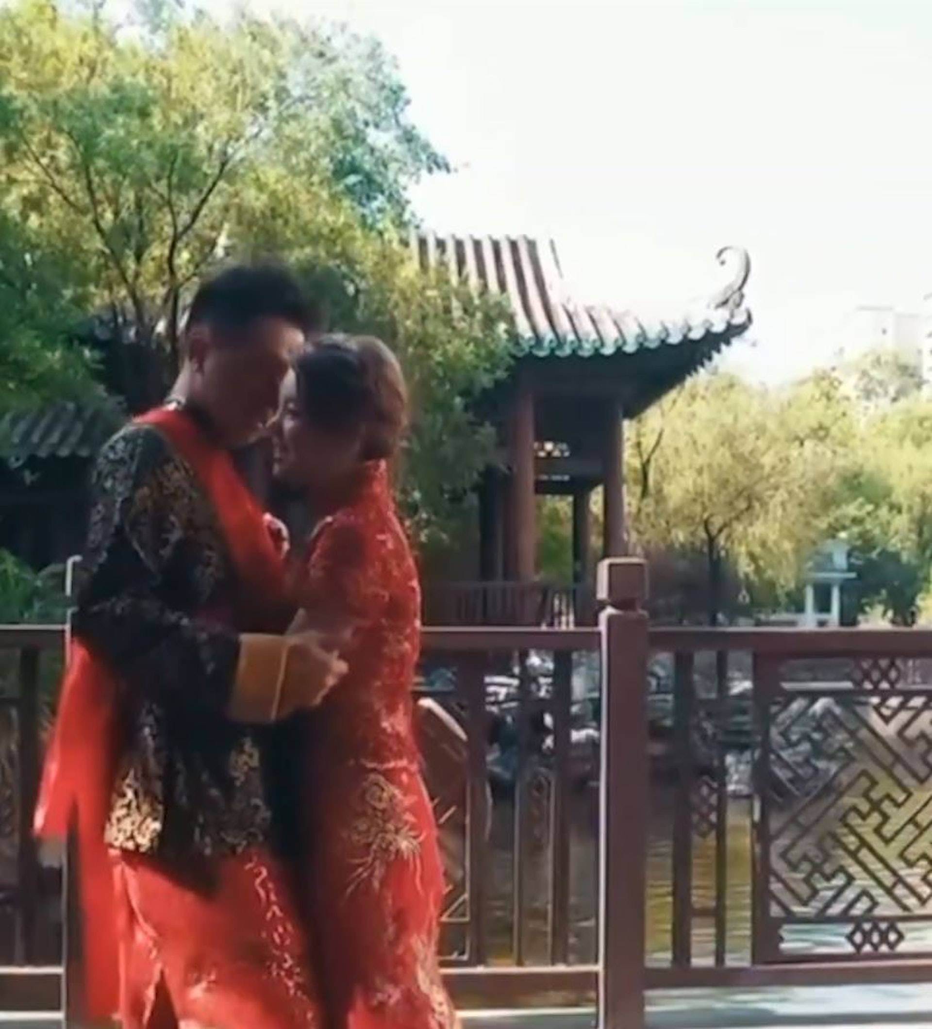 蔡天鳳(Abby Choi)Chris片段中互動甜蜜 。