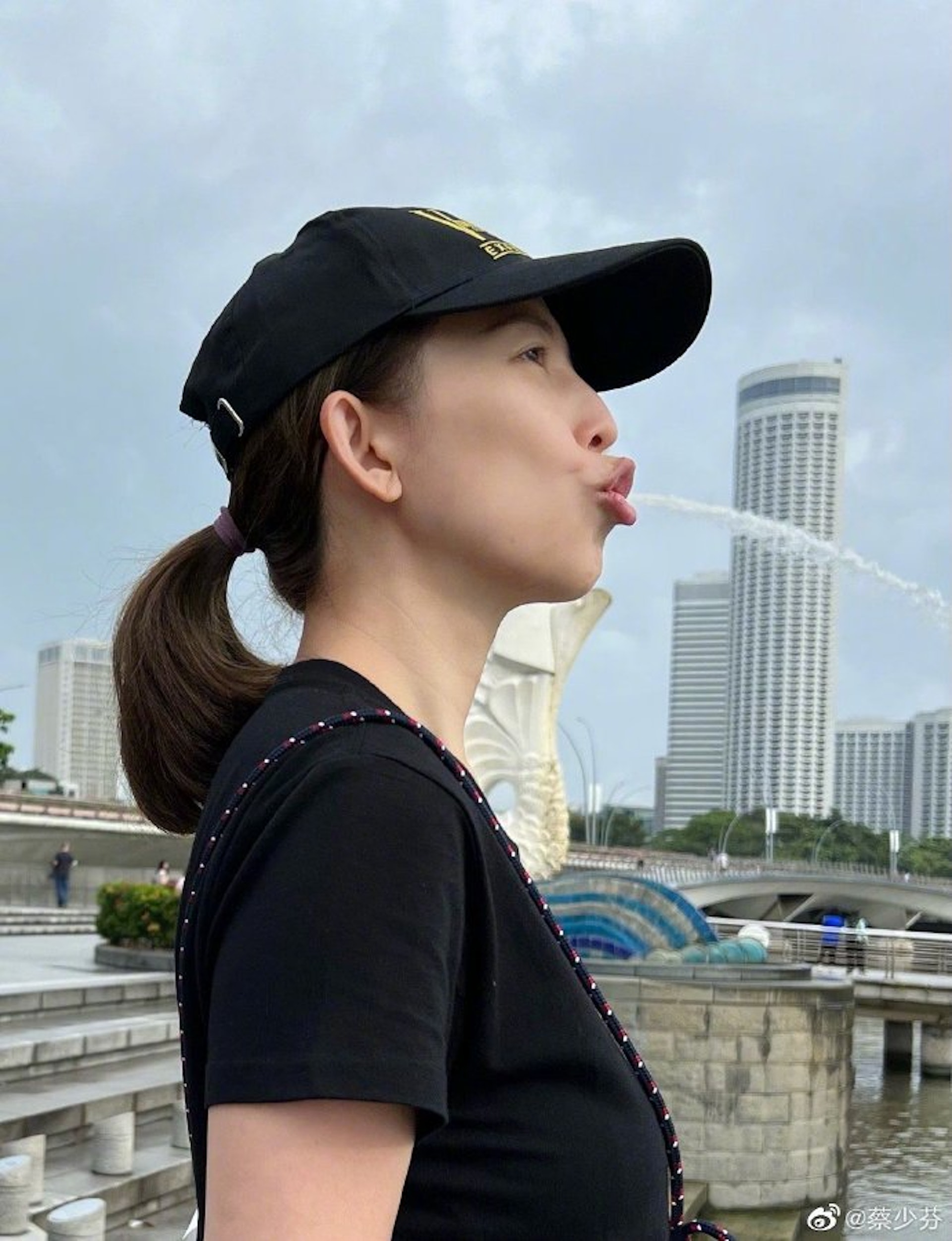 【蔡少芬|護膚凍齡】蔡少芬早前由上海回流香港定居,近日更享受家庭樂,出遊新加坡度假,在微博大晒歡樂時刻。(蔡少芬微博) 【蔡少芬|護膚凍齡】蔡少芬早前由上海回流香港定居,近日更享受家庭樂,出遊新加坡度假,在微博大晒歡樂時刻。(蔡少芬微博)