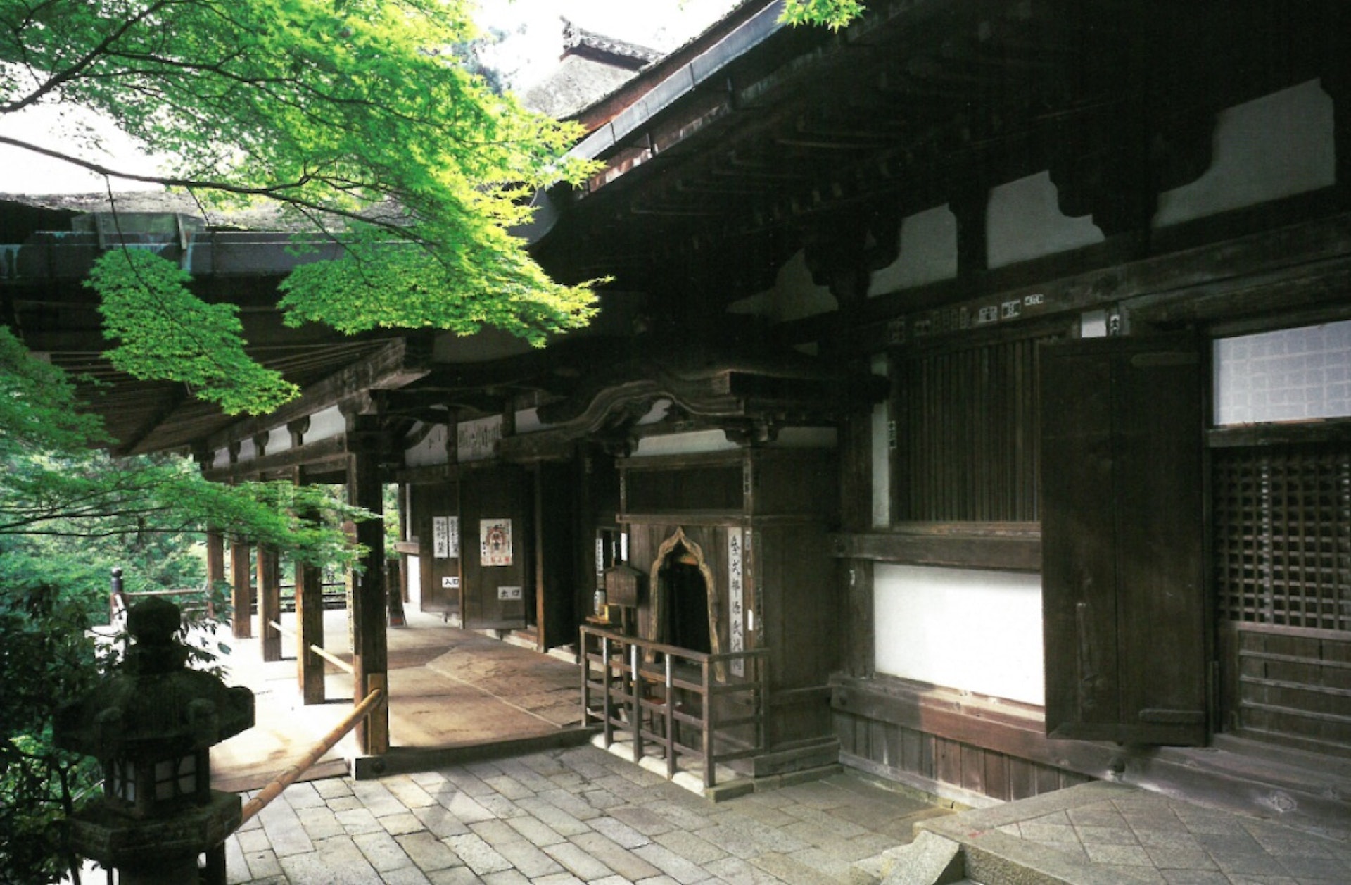 石山寺甚至跟京都的清水寺、奈良的長谷寺齊名呢!(石山寺官網) 石山寺甚至跟京都的清水寺、奈良的長谷寺齊名呢!(石山寺官網)