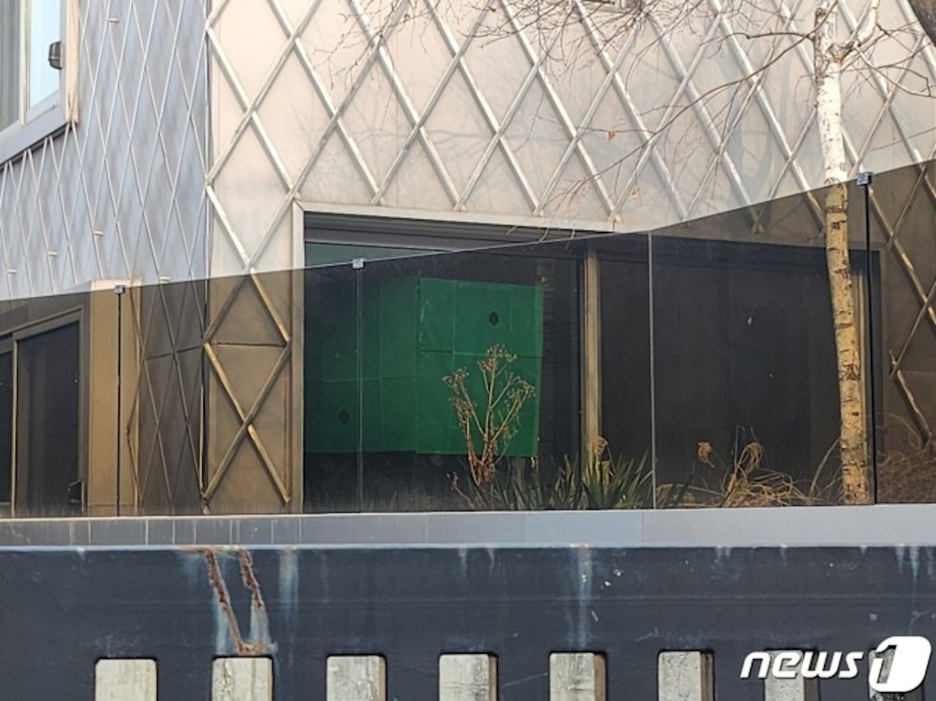 劉亞仁大屋早前被警方扣押搜查。(NEWS1) 劉亞仁大屋早前被警方扣押搜查。(NEWS1)