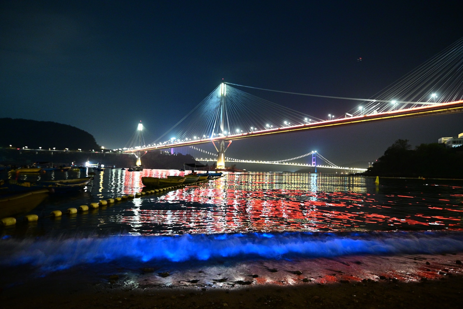 汀九泳灘再出現由紅潮夜光藻引起的「藍眼淚」，圖為在3月11日晚上早段拍攝。（Zenok Lee攝／Facebook專頁香港風景攝影會圖片)