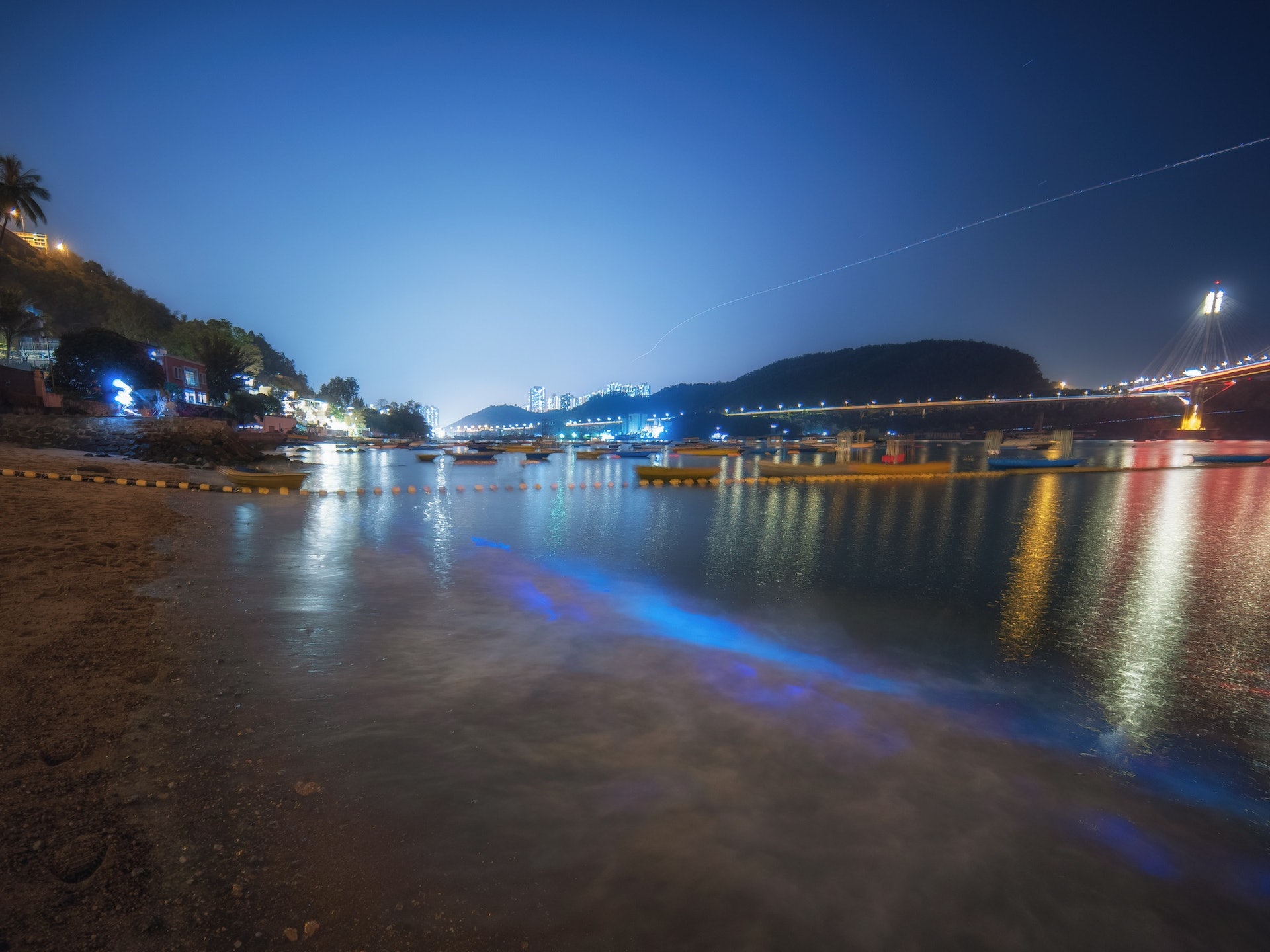汀九泳灘再出現由紅潮夜光藻引起的「藍眼淚」，圖為在3月11日晚上約8時拍攝。（Doomster Kent攝／Facebook專頁香港風景攝影會圖片)