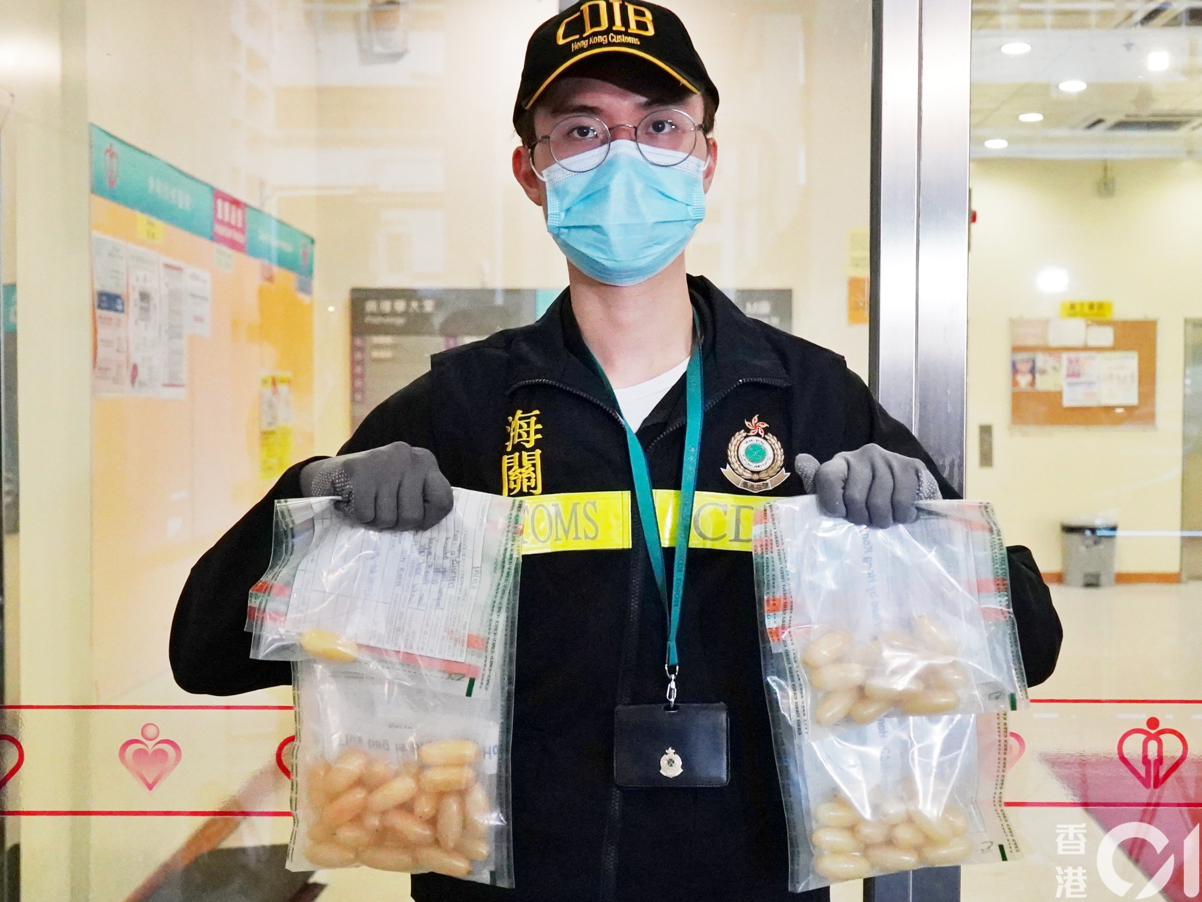 被捕男子暫時排出49粒懷疑冰毒，共重約640克，估計市值約35萬元。（朱永倫攝）