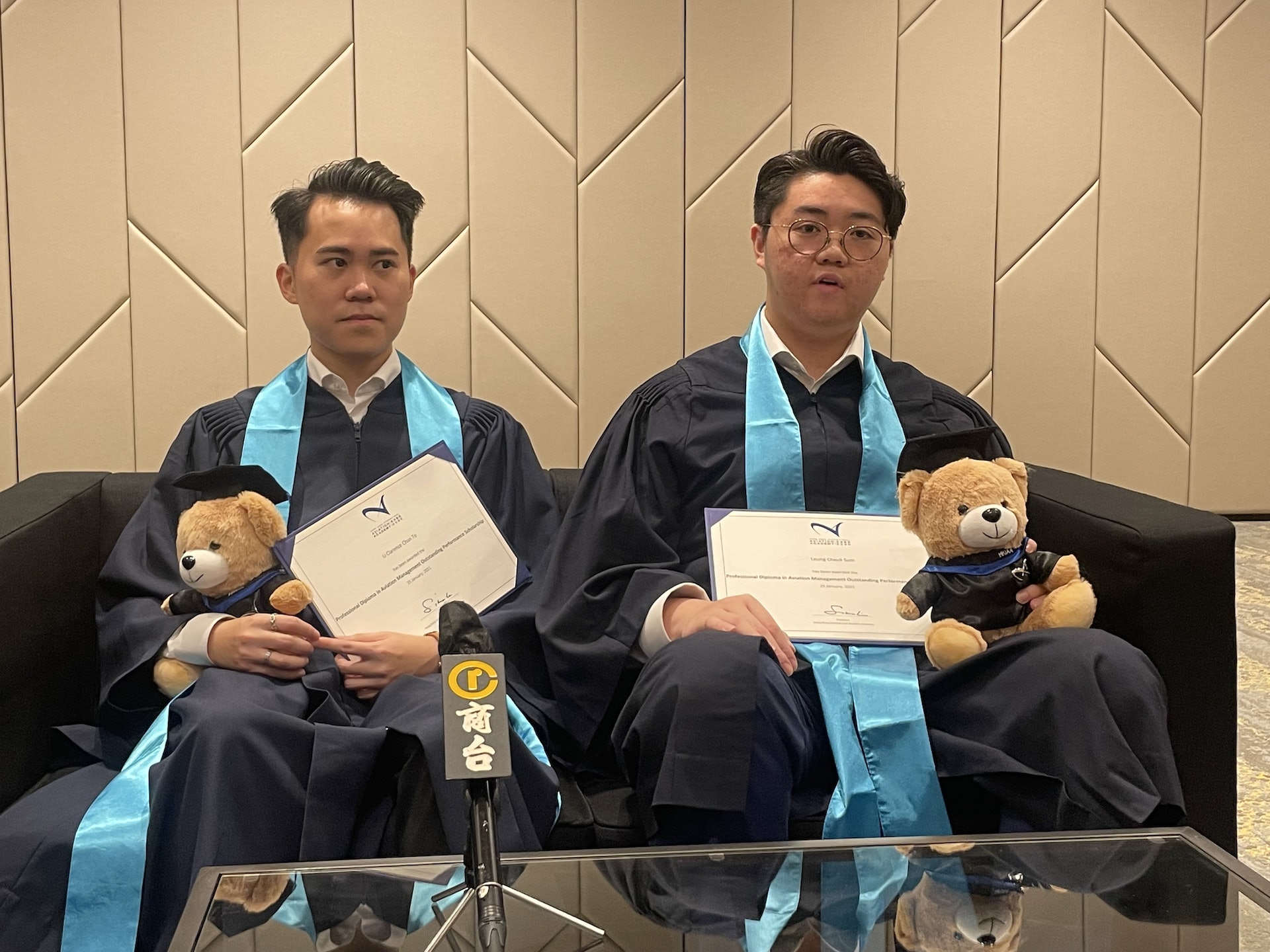 航空學院應屆畢業生梁卓森(右)及李振滔(左)均指現時是投身航空業最佳時機。(鄧宇詩攝) 航空學院應屆畢業生梁卓森(右)及李振滔(左)均指現時是投身航空業最佳時機。(鄧宇詩攝)