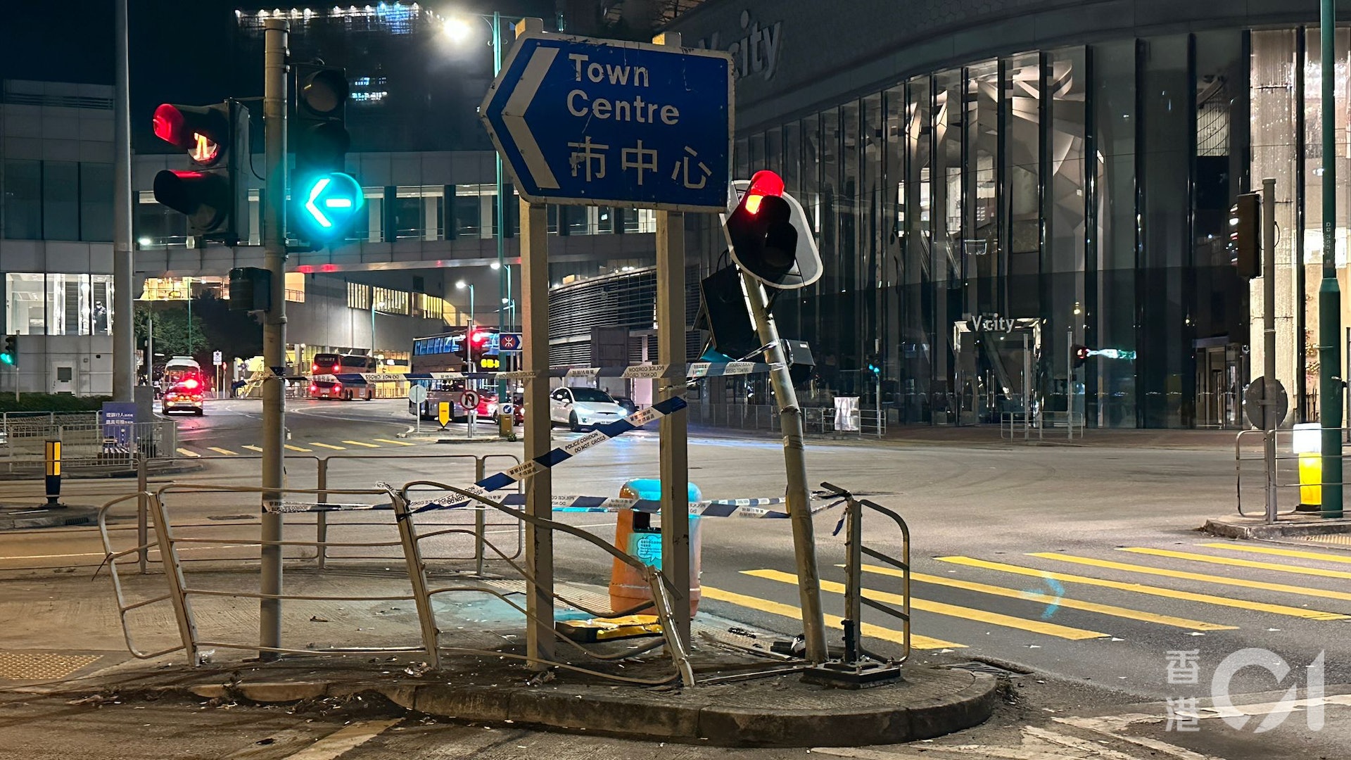 意外後,安全島鐵欄被撞至扭曲變形、交通燈歪斜傾側。 意外後,安全島鐵欄被撞至扭曲變形、交通燈歪斜傾側。