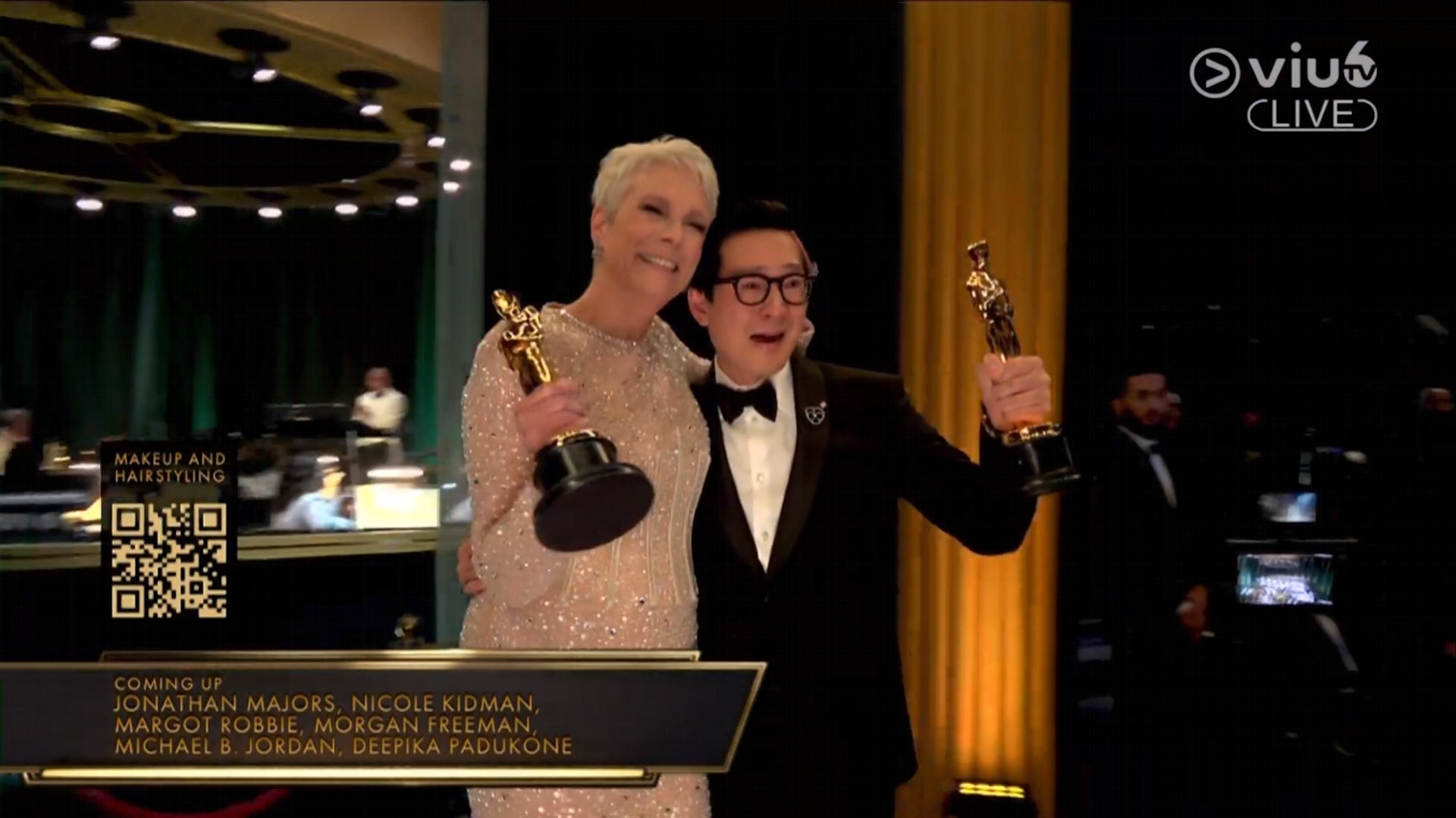 本屆奧斯卡「最佳男配角」及「最佳女配角」由《奇異女俠玩救宇宙》的關繼威及珍美李寇蒂斯奪得。(奧斯卡直播截圖) 本屆奧斯卡「最佳男配角」及「最佳女配角」由《奇異女俠玩救宇宙》的關繼威及珍美李寇蒂斯奪得。(奧斯卡直播截圖)