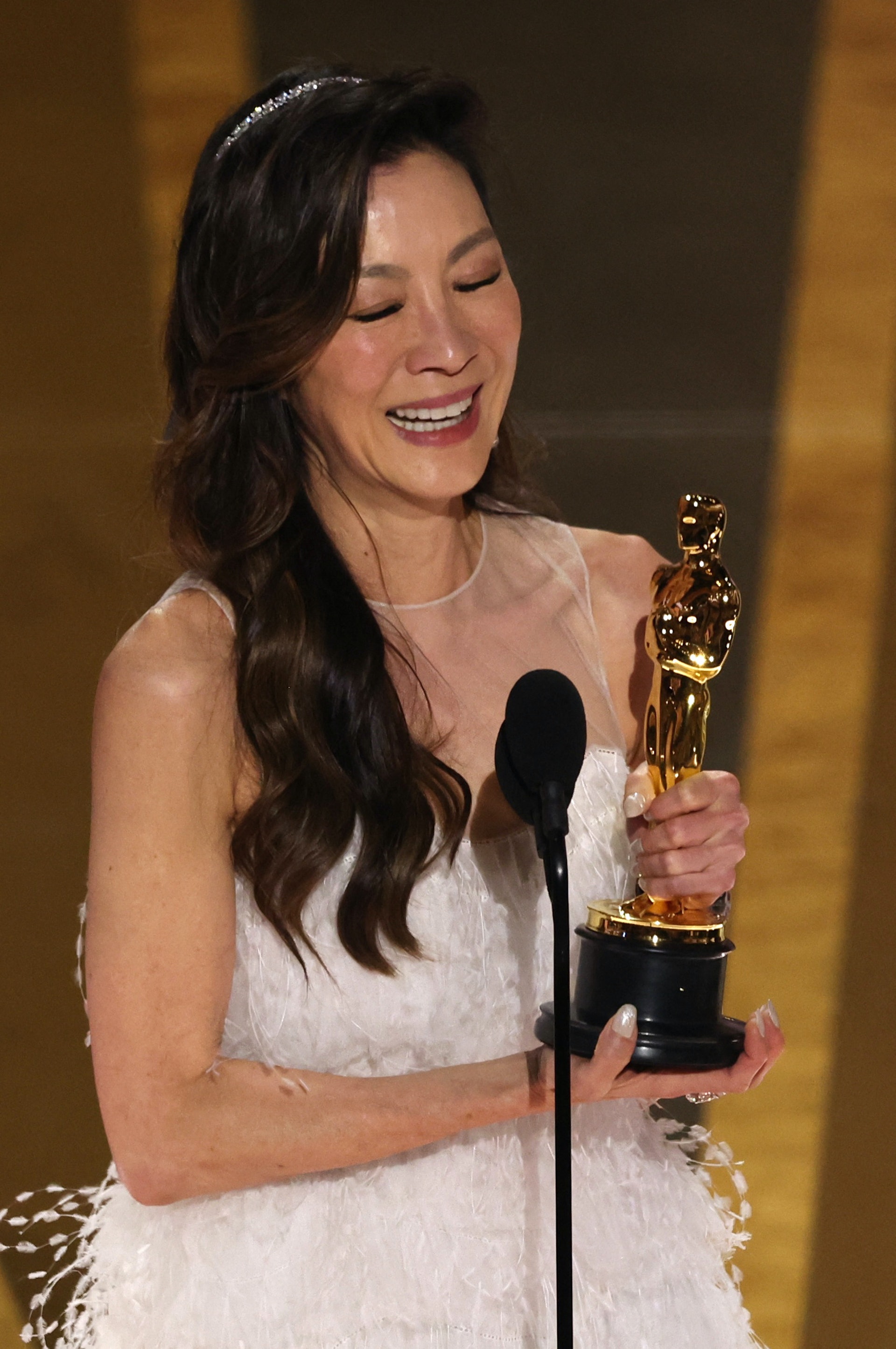 楊紫瓊勇奪奧斯卡影后的畫面(Reuters) 楊紫瓊勇奪奧斯卡影后的畫面(Reuters)