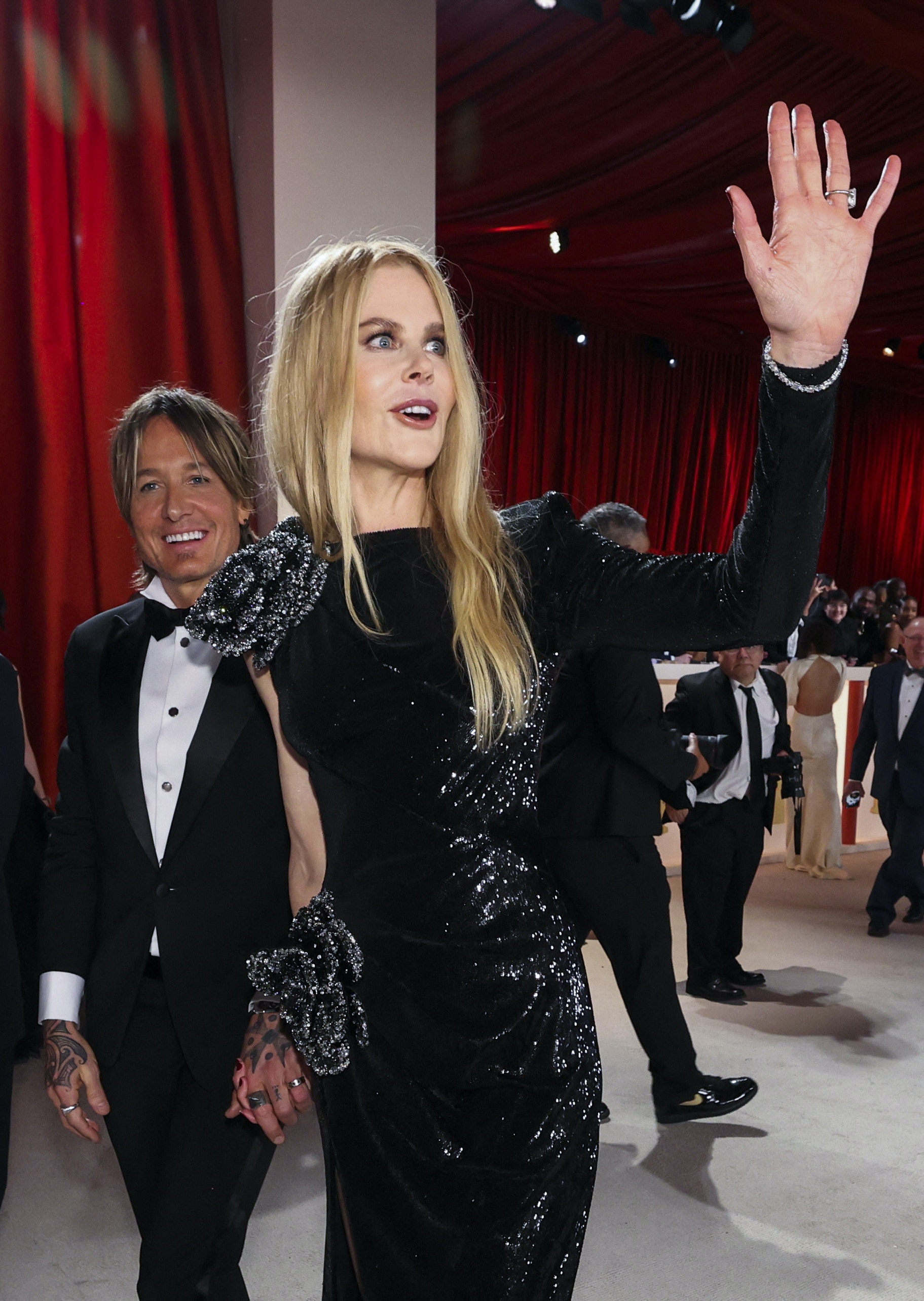 澳洲知名女演員妮歌潔曼（Nicole Kidman，右）與粉絲熱情互動。（Reuters）