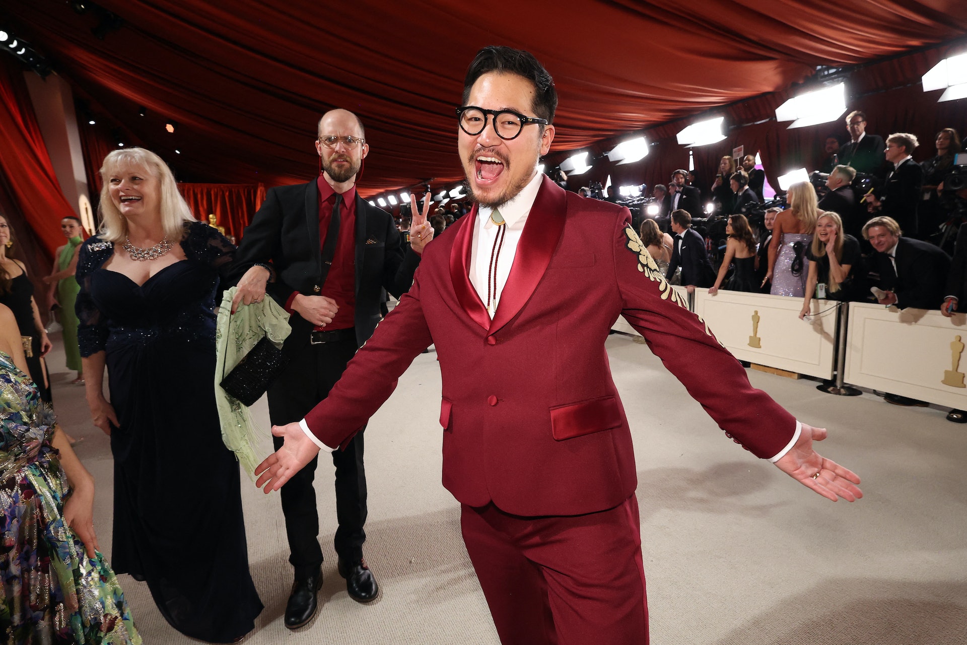 《奇異女俠玩救宇宙》導演及編劇組合關家永(Daniel Kwan)、Daniel Scheinert在紅毯上搞笑合影。(Reuters) 《奇異女俠玩救宇宙》導演及編劇組合關家永(Daniel Kwan)、Daniel Scheinert在紅毯上搞笑合影。(Reuters)