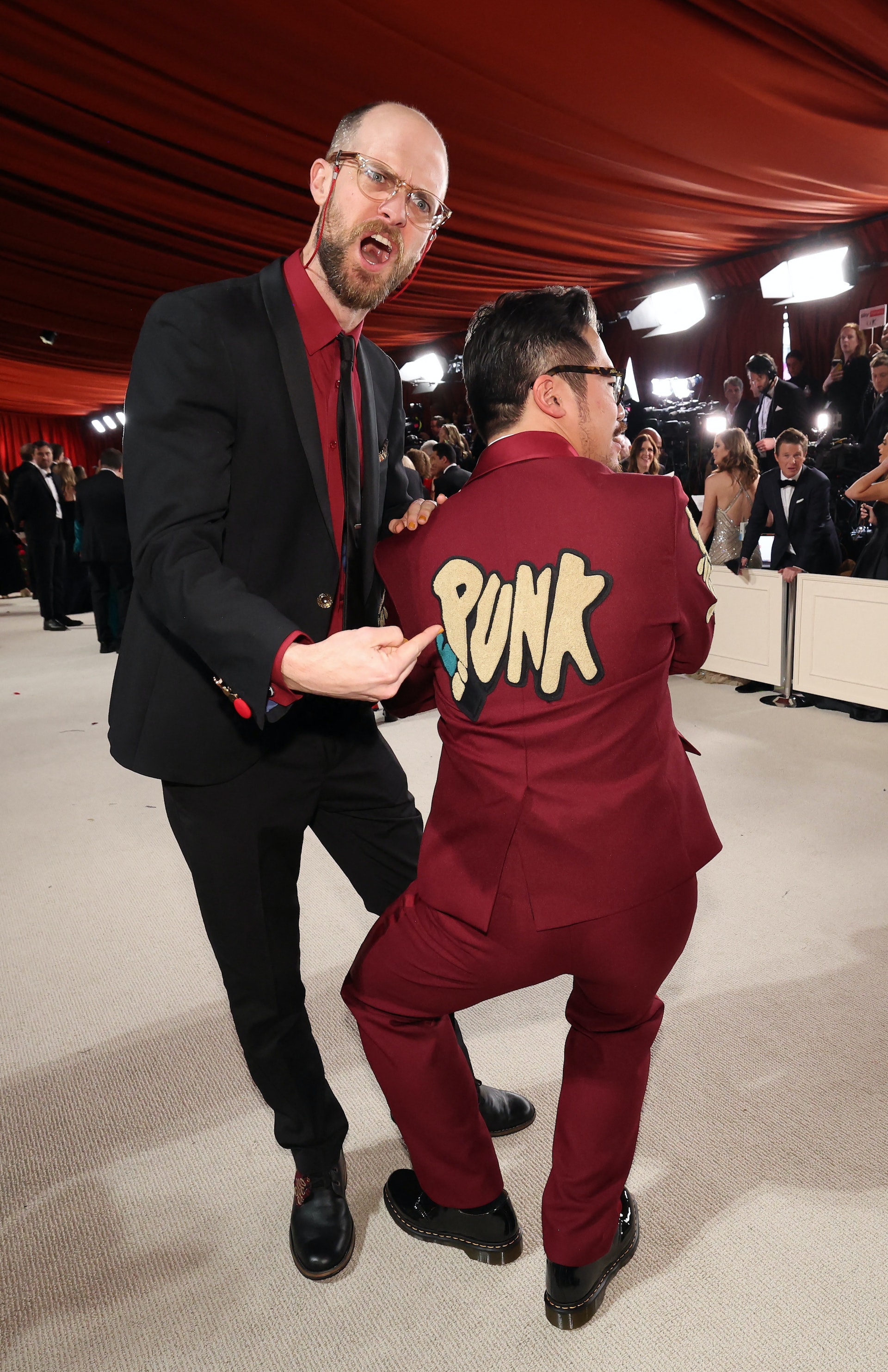 《奇異女俠玩救宇宙》導演及編劇組合關家永(Daniel Kwan)、Daniel Scheinert在紅毯上搞笑合影。(Reuters) 《奇異女俠玩救宇宙》導演及編劇組合關家永(Daniel Kwan)、Daniel Scheinert在紅毯上搞笑合影。(Reuters)