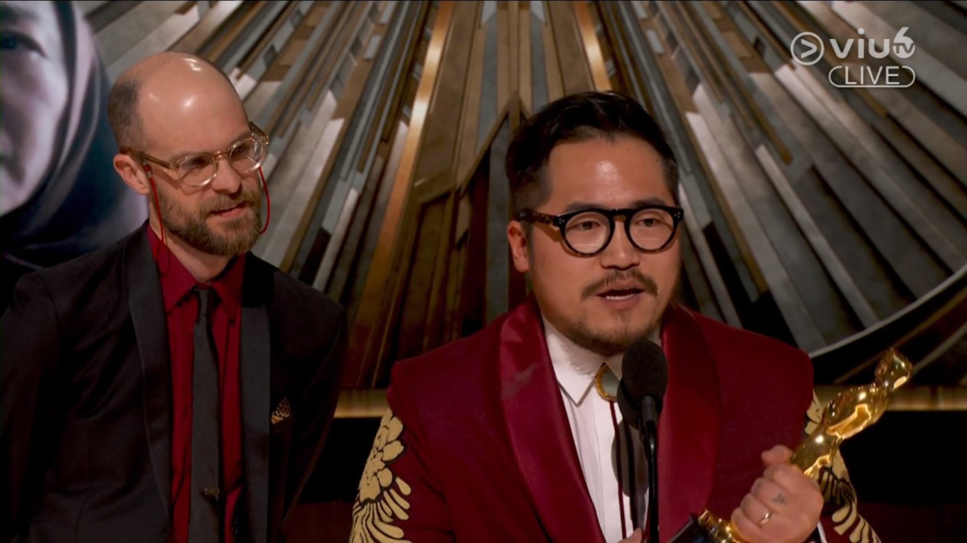 《奇異女俠玩救宇宙》導演與編劇關家永(Daniel Kwan)與丹尼爾舒奈特(Daniel Scheinert),贏得最佳原創劇本及最佳導演獎。(奧斯卡直播截圖) 《奇異女俠玩救宇宙》導演與編劇關家永(Daniel Kwan)與丹尼爾舒奈特(Daniel Scheinert),贏得最佳原創劇本及最佳導演獎。(奧斯卡直播截圖)