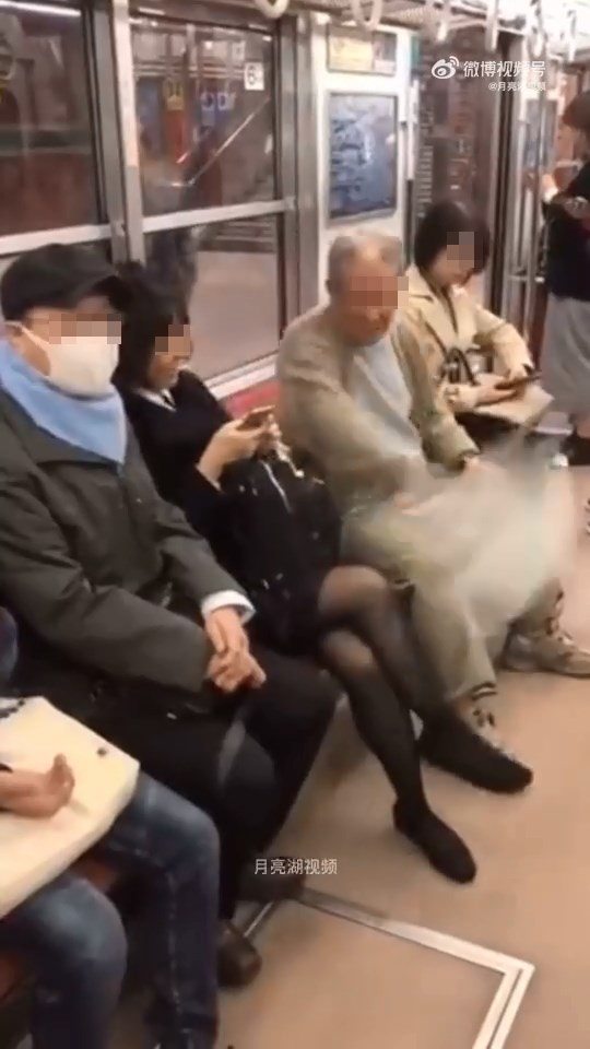 網上近日瘋傳1段影片，地鐵車廂內有老伯疑因不滿坐旁邊女生「翹腳」，竟用報紙多次拍打女生腿部。（影片截圖）