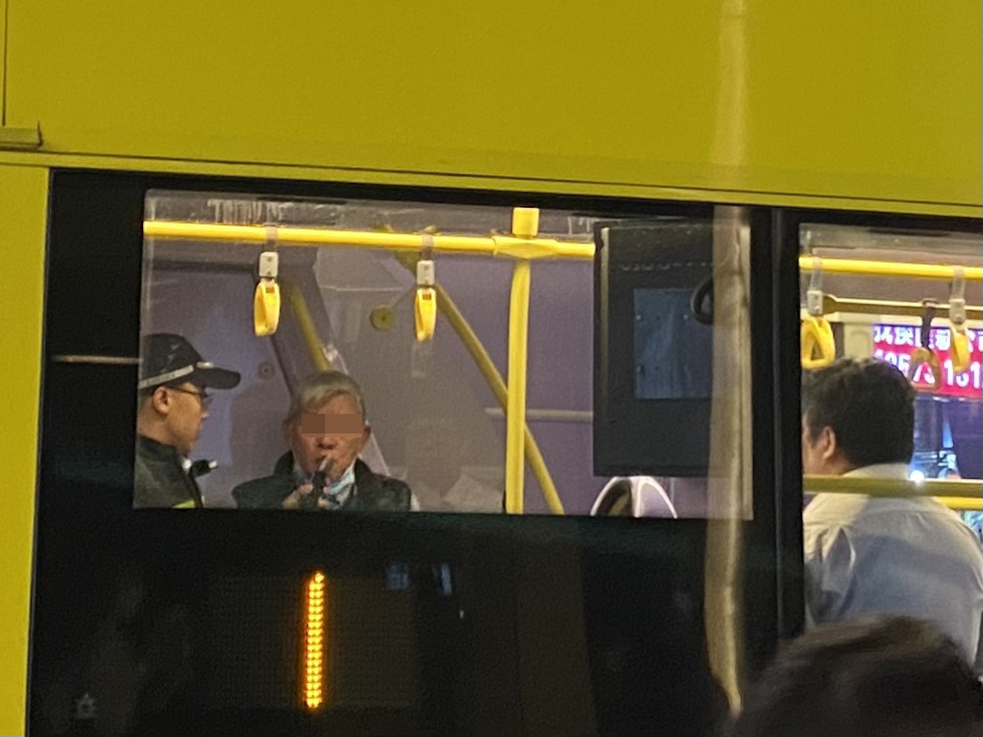 車長接受酒精呼氣測試。(讀者提供) 車長接受酒精呼氣測試。(讀者提供)