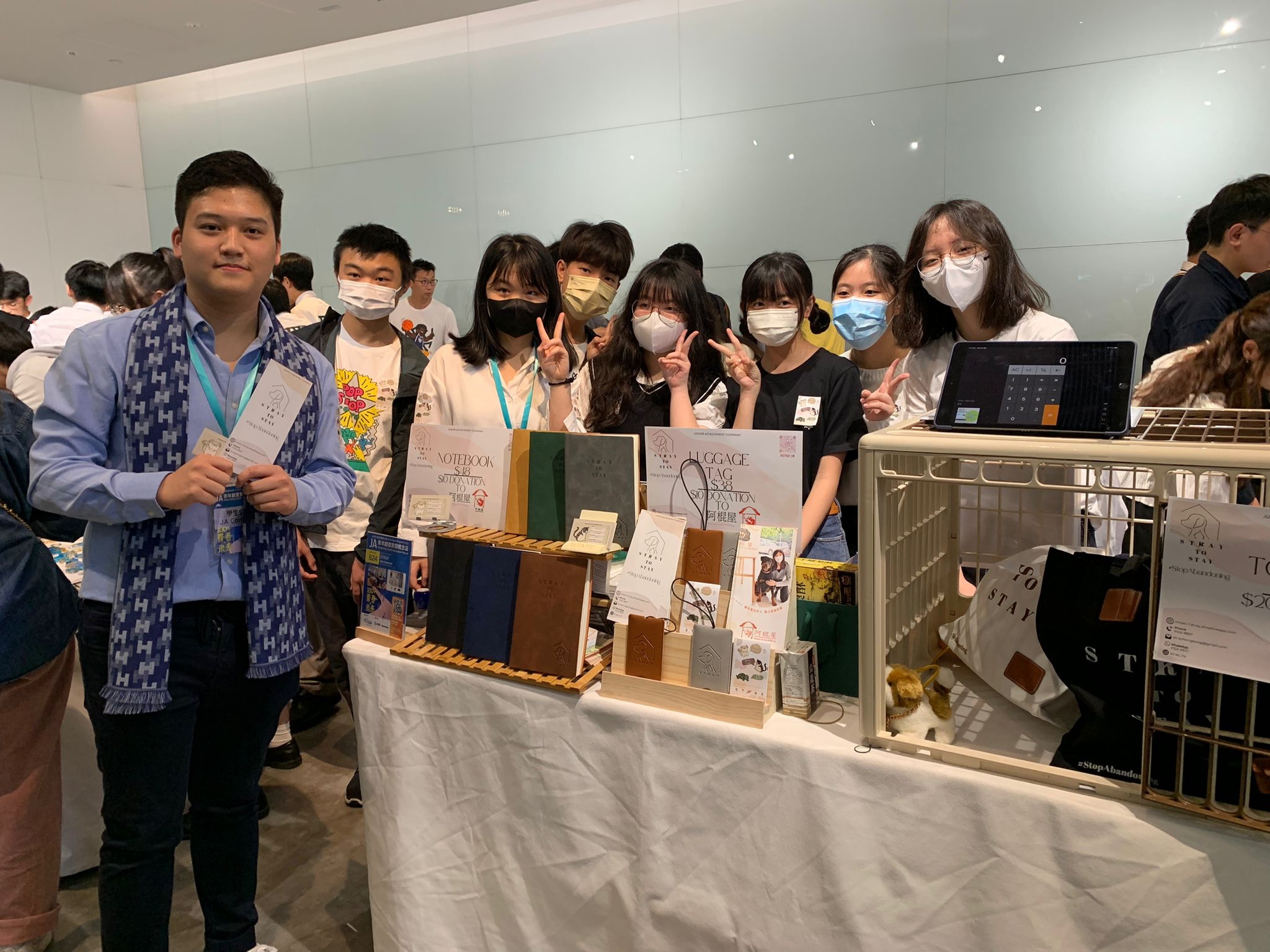 東華三院黃芴南中學的學生組成STR̷AY學生公司，賣麻布斜孭袋，25%盈利捐給慈善機構阿棍屋。