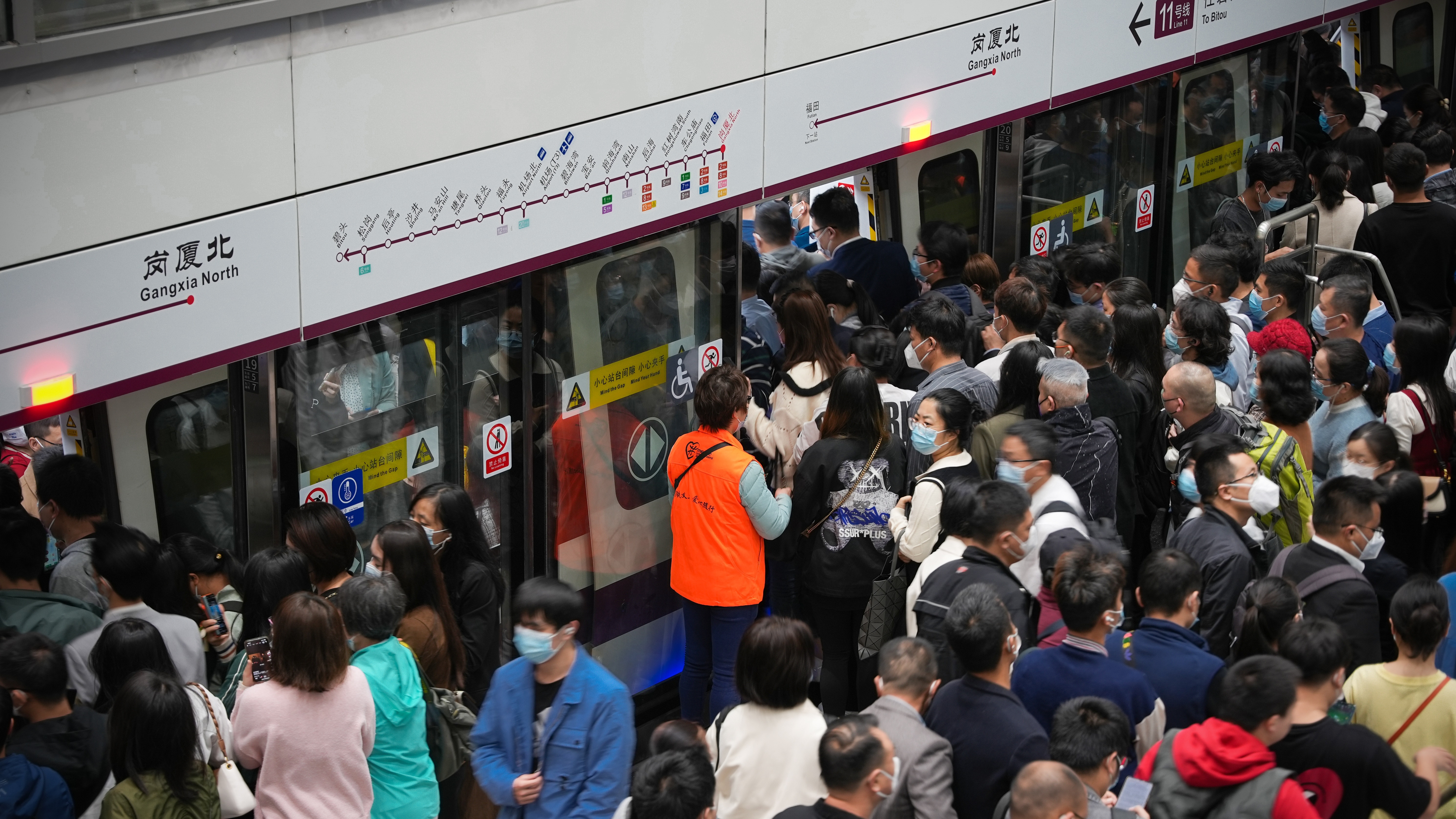 深圳地鐵11號線早晚高峰人擠人 空無一人的商務車廂應否取消？