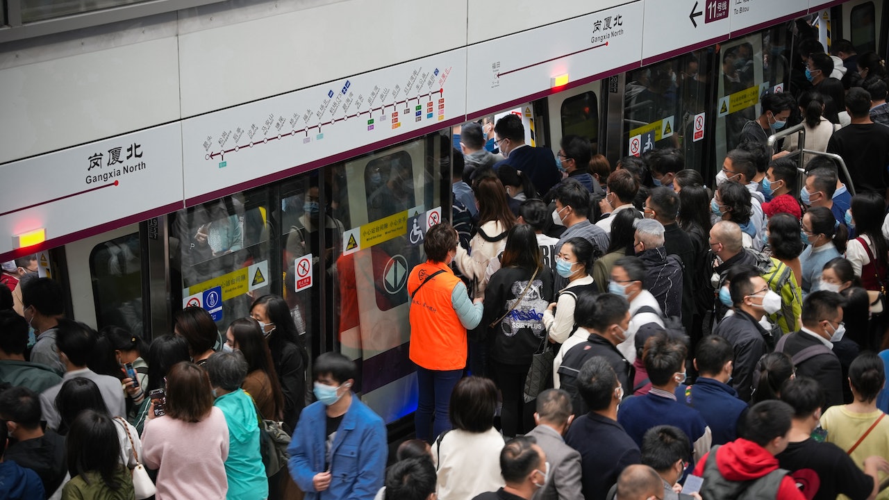 深圳地鐵11號線早晚高峰人擠人 空無一人的商務車廂應否取消?