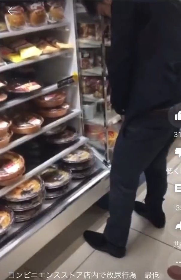 一名男子直闖日本便利店的冷藏開放櫃，解下褲子的拉鍊對着便當撒尿，不少網友看到後直呼「以後連便利店都不敢去了」。（Twitter@moerugomibot）