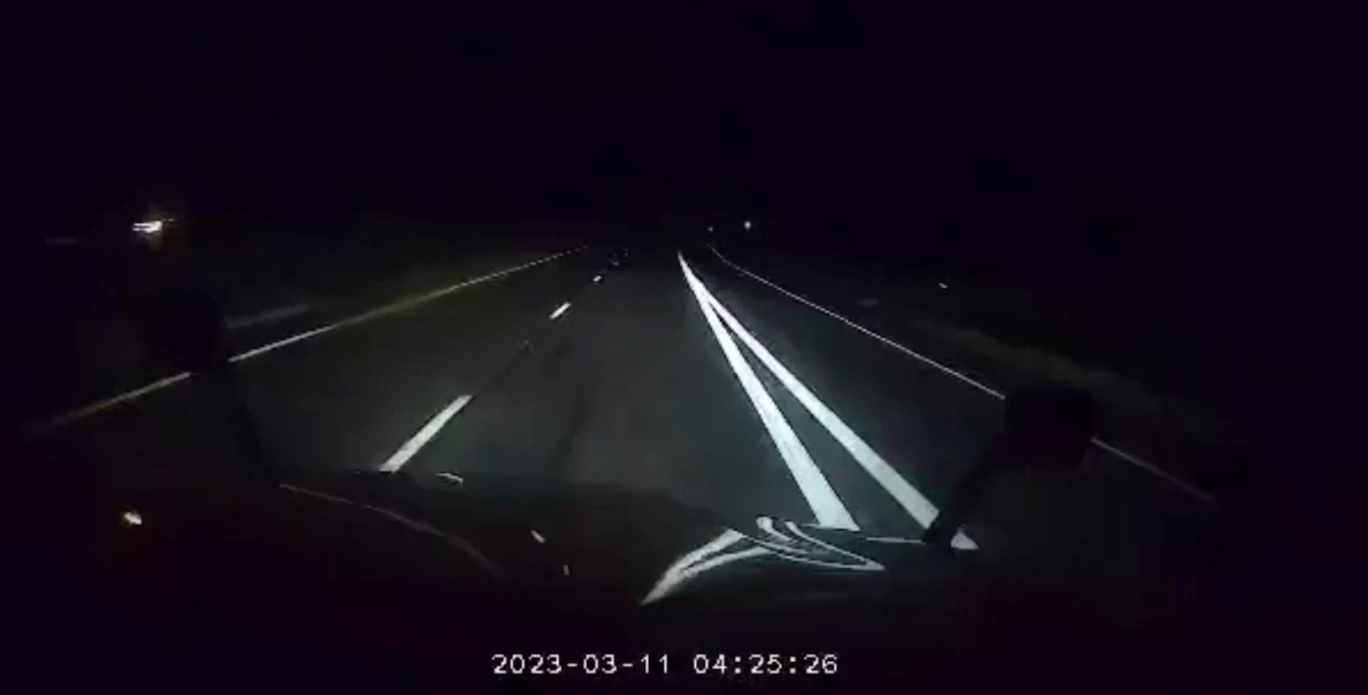 美國貨車司機威廉(William Church)本月11日沿著亞利桑那州87號公路行駛,凌晨2時30分左右他經過高速公路200英里處時,注意到行車紀錄器中出現一道白影。事後他仔細查看,發現那邊白影有著人類下半身的形狀,整體呈現半透明,他認為自己是撞見幽靈了。(YouTube@FOX 10 Phoenix) 美國貨車司機威廉(William Church)本月11日沿著亞利桑那州87號公路行駛,凌晨2時30分左右他經過高速公路200英里處時,注意到行車紀錄器中出現一道白影。事後他仔細查看,發現那邊白影有著人類下半身的形狀,整體呈現半透明,他認為自己是撞見幽靈了。(YouTube@FOX 10 Phoenix)