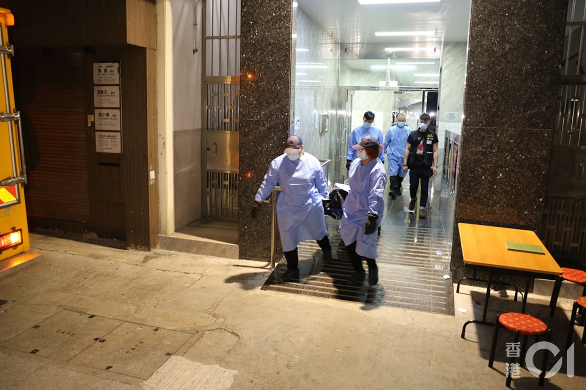 死者屍體於今日(15日)凌晨由仵工舁送殮房。(黃江奇攝) 死者屍體於今日(15日)凌晨由仵工舁送殮房。(黃江奇攝)