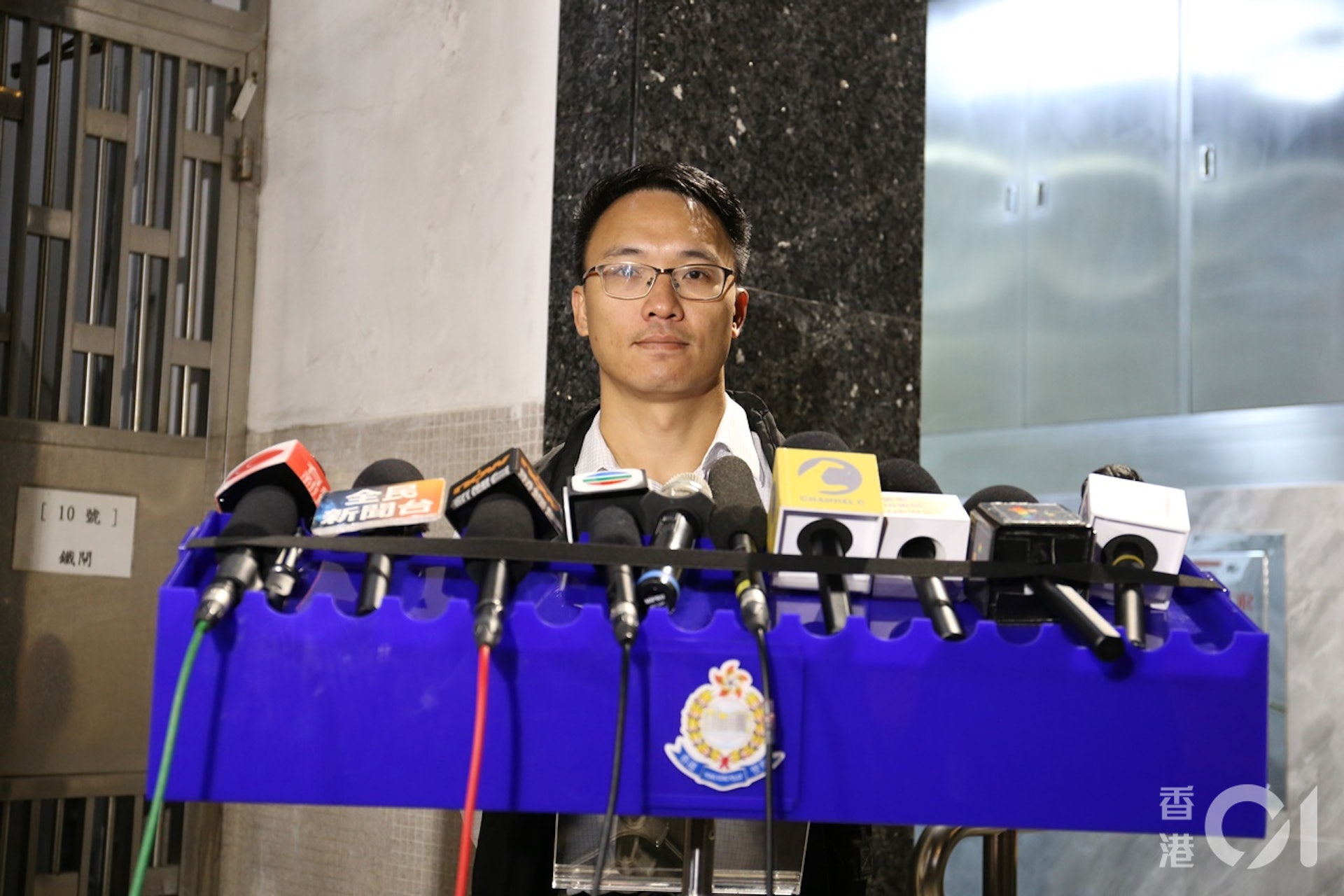 新界南刑事總部(行動)陳志昌警司今日(15日)在案發葵芳閣對開交代案情。(黃江奇攝) 新界南刑事總部(行動)陳志昌警司今日(15日)在案發葵芳閣對開交代案情。(黃江奇攝)
