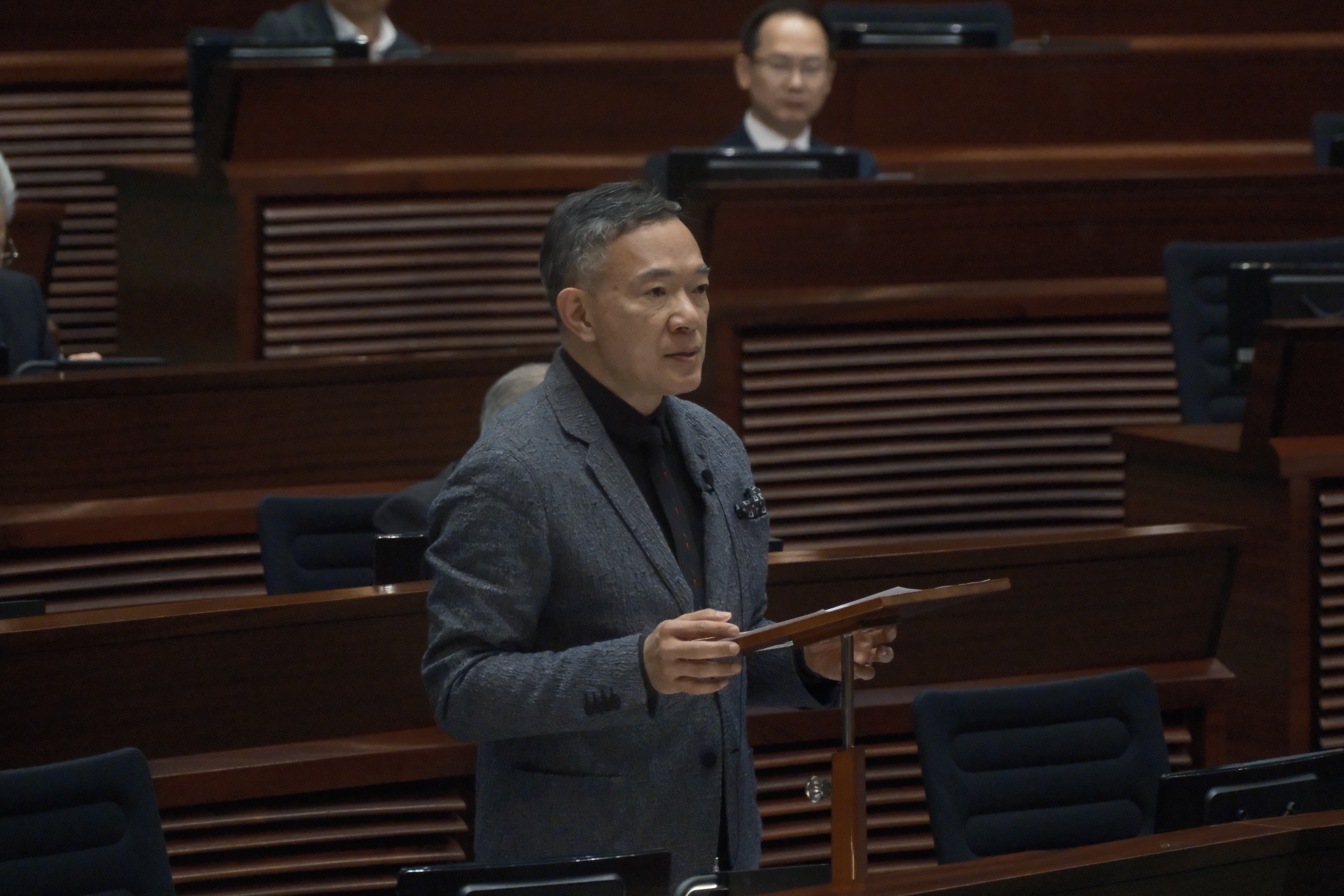 立法會選委界議員謝偉俊昨（15日）斥房屋署資產審查制度等存在漏洞：「香港呢片天，係咪天無眼？」。（資料圖片／盧翊銘攝）