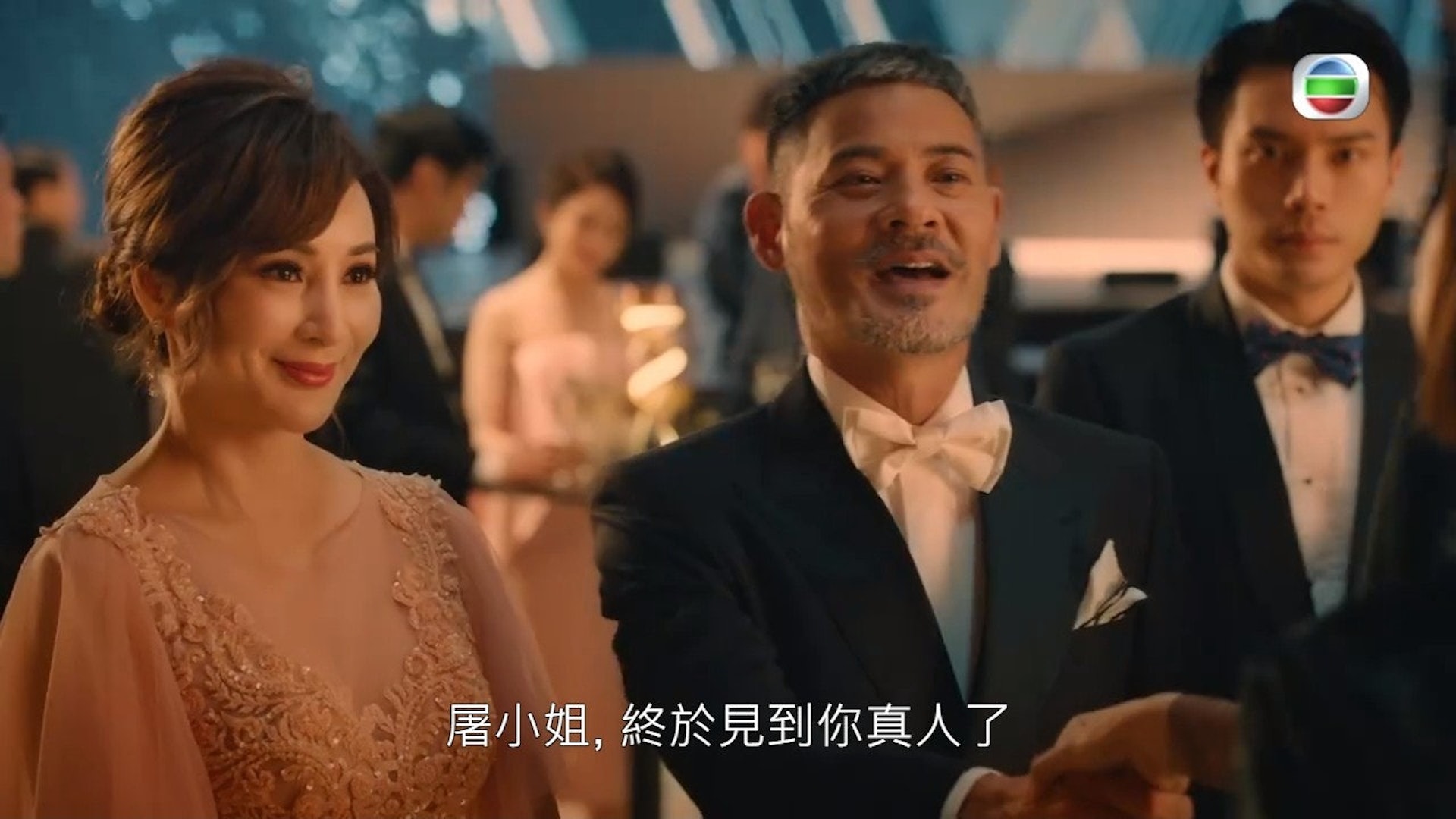 羅霖多年保養得宜獲封「美魔女」,與黃智賢相隔多年再次合作(《廉政狙擊》截圖) 羅霖多年保養得宜獲封「美魔女」,與黃智賢相隔多年再次合作(《廉政狙擊》截圖)