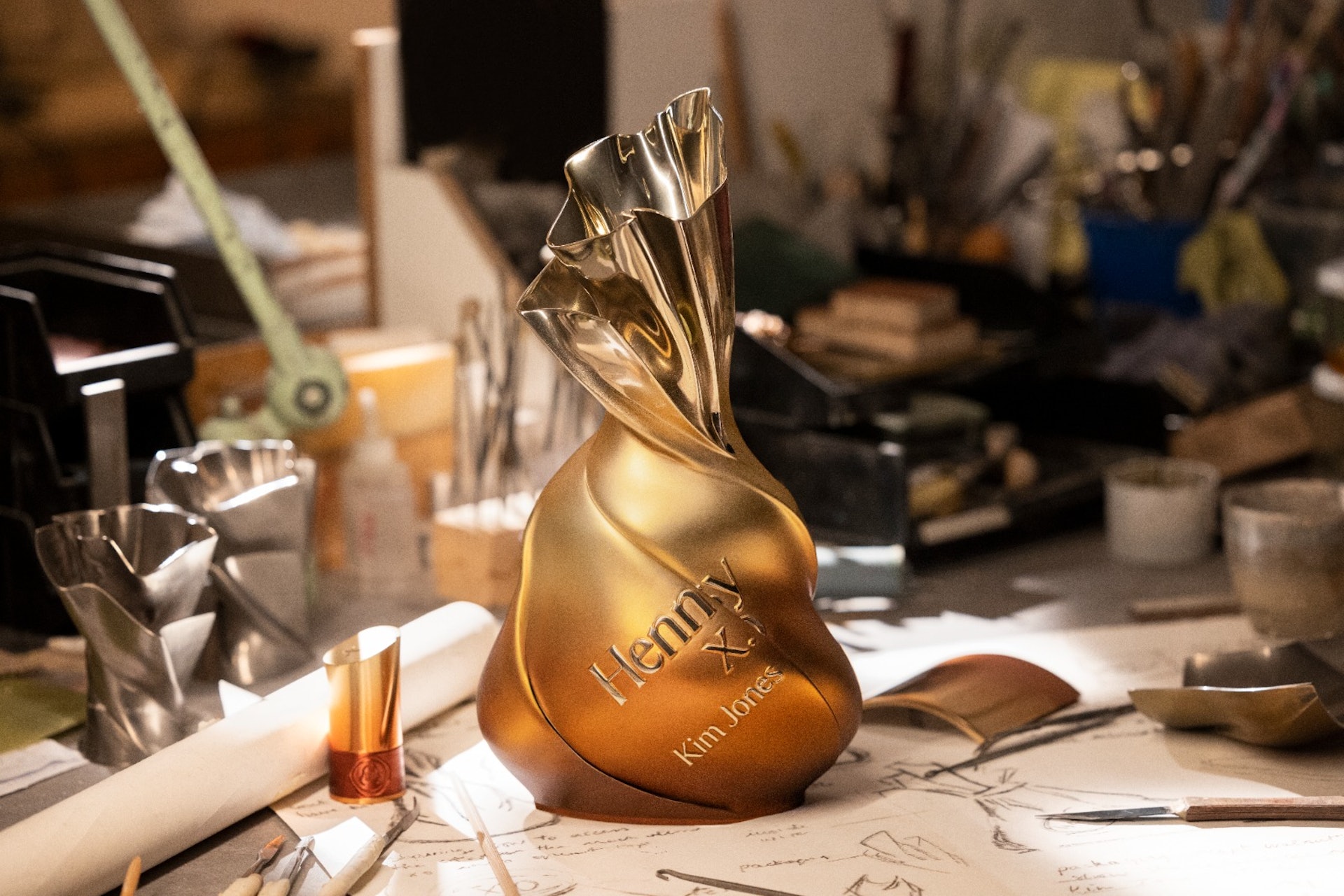 Kim Jones × Hennessy強強聯乘兩款超限量X.O酒瓶及別注球鞋 Kim Jones × Hennessy強強聯乘兩款超限量X.O酒瓶及別注球鞋