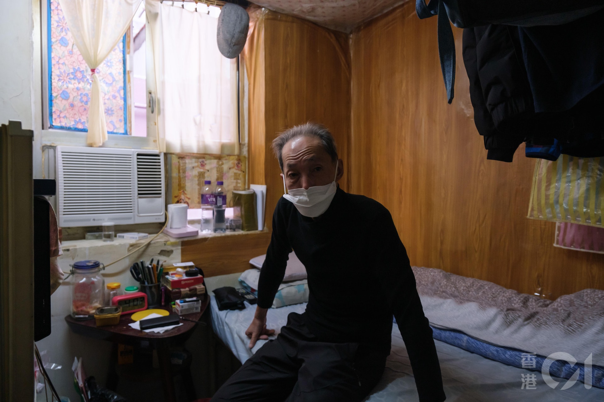 顏伯伯住在其只有約40呎的板間房近8年。(歐嘉樂攝) 顏伯伯住在其只有約40呎的板間房近8年。(歐嘉樂攝)