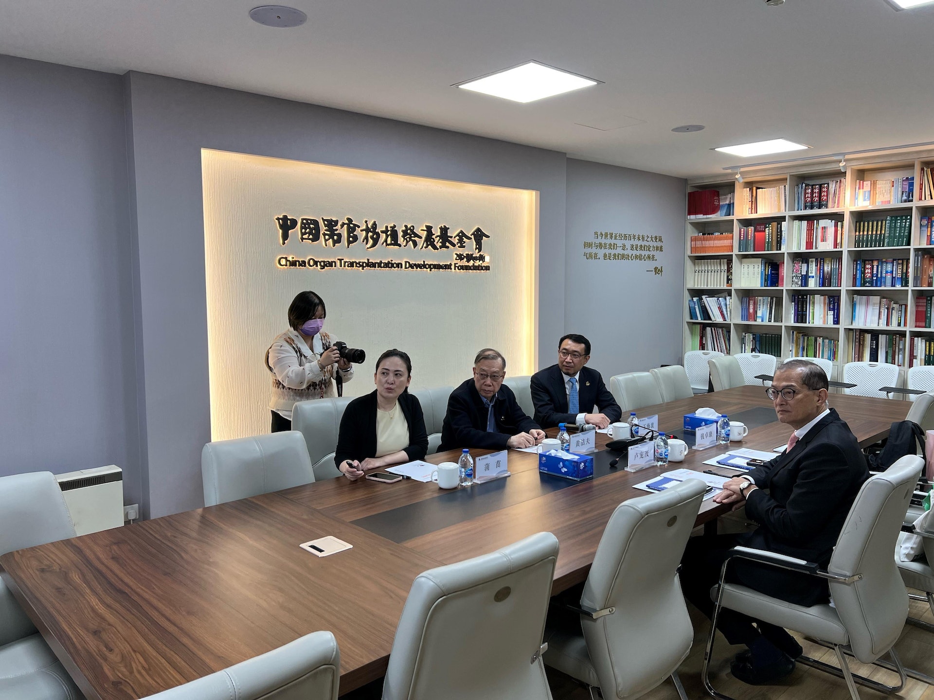 3月15日,盧寵茂(右一)到訪北京,與基金會副理事長、中國人體器官分配與共享計算機系統負責人王海波(右二)和基金會顧問委員會主席、中國人體器官捐獻與移植委員會主任委員黃潔夫(右三)會面。(政府新聞處圖片) 3月15日,盧寵茂(右一)到訪北京,與基金會副理事長、中國人體器官分配與共享計算機系統負責人王海波(右二)和基金會顧問委員會主席、中國人體器官捐獻與移植委員會主任委員黃潔夫(右三)會面。(政府新聞處圖片)