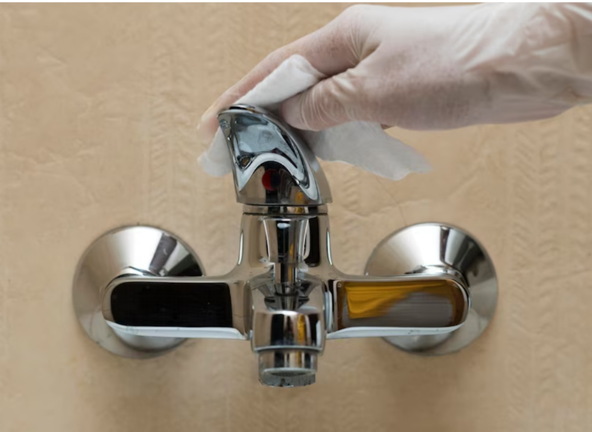 檸檬酸可以中和髒污的鹼性,清潔時無需要使用化學清潔劑,就可以將黏附在水龍頭和縫隙的水垢一次清走,不會滋生細菌。(裝修佬提供) 檸檬酸可以中和髒污的鹼性,清潔時無需要使用化學清潔劑,就可以將黏附在水龍頭和縫隙的水垢一次清走,不會滋生細菌。(裝修佬提供)