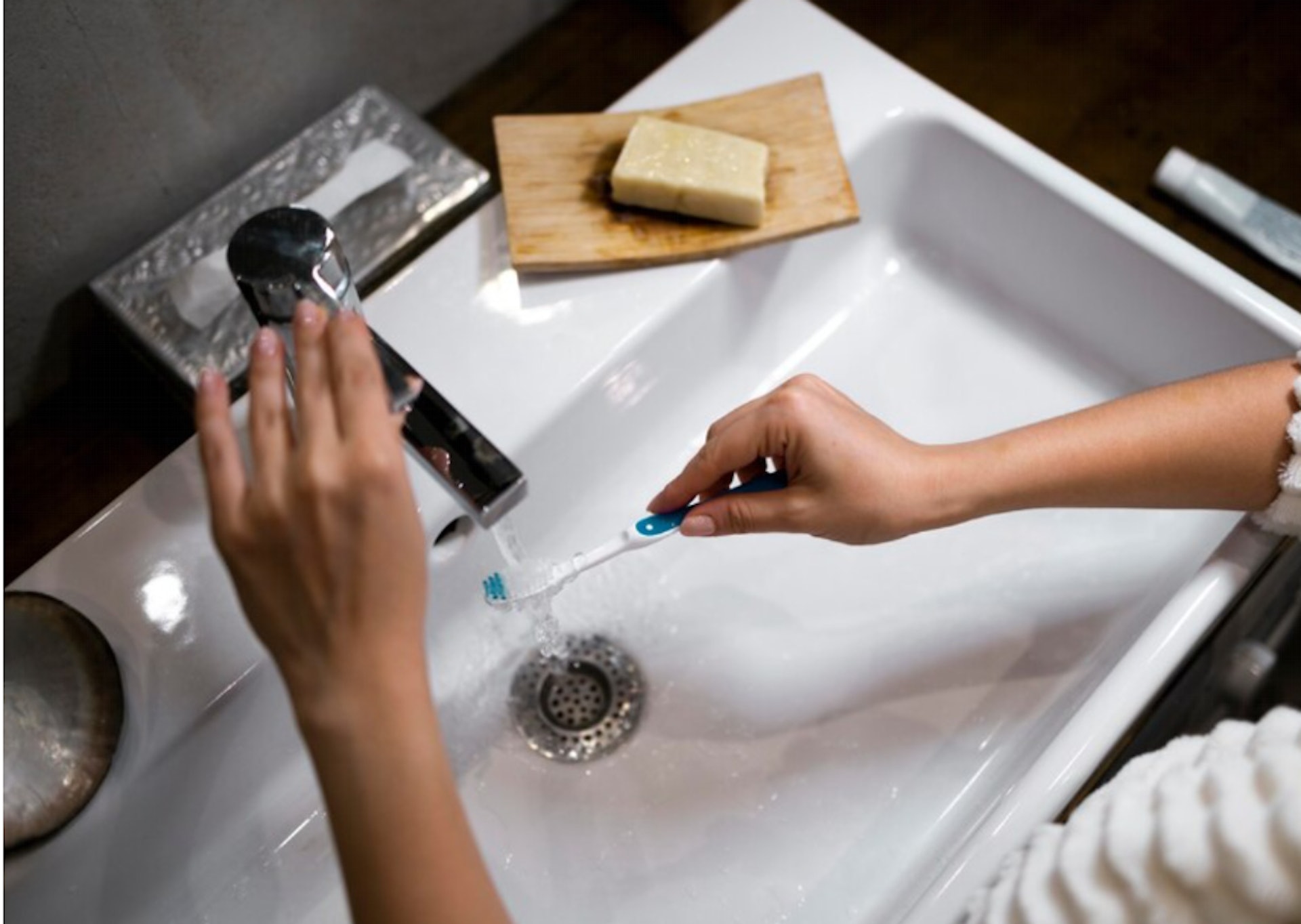 其實牙膏既是日常生活必備用品,也是可以用作清潔的秘密法寶,重點是十分便宜,使用後同樣令水龍頭有煥然一新的感覺。(裝修佬提供) 其實牙膏既是日常生活必備用品,也是可以用作清潔的秘密法寶,重點是十分便宜,使用後同樣令水龍頭有煥然一新的感覺。(裝修佬提供)