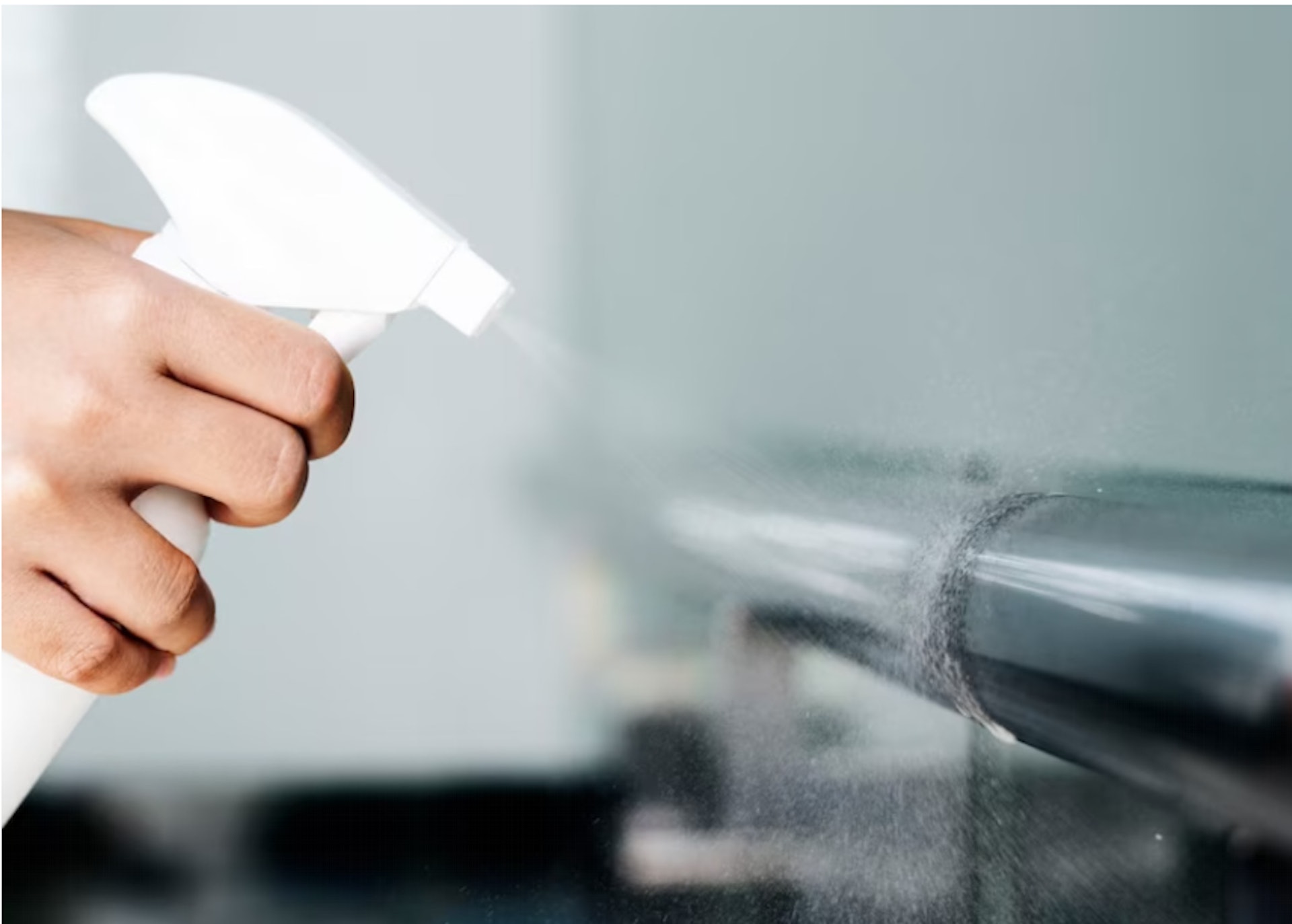 使用白醋清潔時,只需要將白醋倒在抺布上,在需要抺乾淨的水龍頭表面重複擦拭,然後靜置大概1小時,才以乾布再擦拭,水龍頭上的水垢自然會清走。(裝修佬提供) 使用白醋清潔時,只需要將白醋倒在抺布上,在需要抺乾淨的水龍頭表面重複擦拭,然後靜置大概1小時,才以乾布再擦拭,水龍頭上的水垢自然會清走。(裝修佬提供)