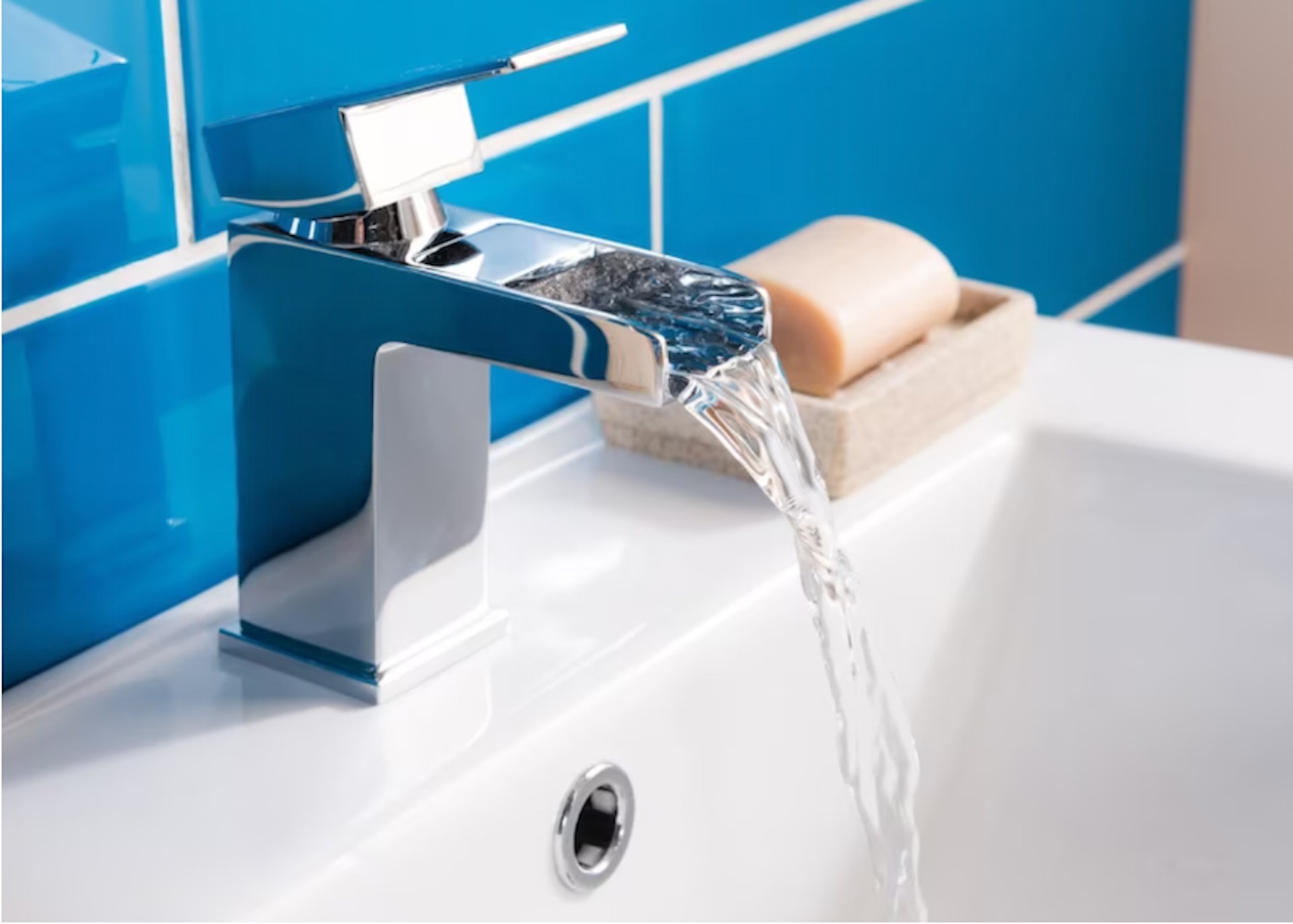 附在水龍頭和縫隙內,油性的洗潔精往往最容易黏上污物,倘若黏在水龍頭或縫隙中,卻沒有即時清潔,長久下去就會形成水垢。(裝修佬提供) 附在水龍頭和縫隙內,油性的洗潔精往往最容易黏上污物,倘若黏在水龍頭或縫隙中,卻沒有即時清潔,長久下去就會形成水垢。(裝修佬提供)