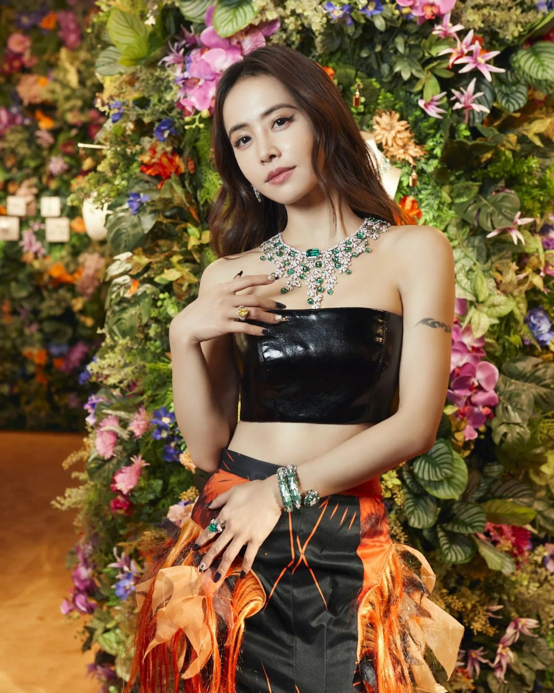 蔡依林(Jolin)日前以兩截式黑橘色「火鳥裝」亮相(IG@jolin_cai) 蔡依林(Jolin)日前以兩截式黑橘色「火鳥裝」亮相(IG@jolin_cai)