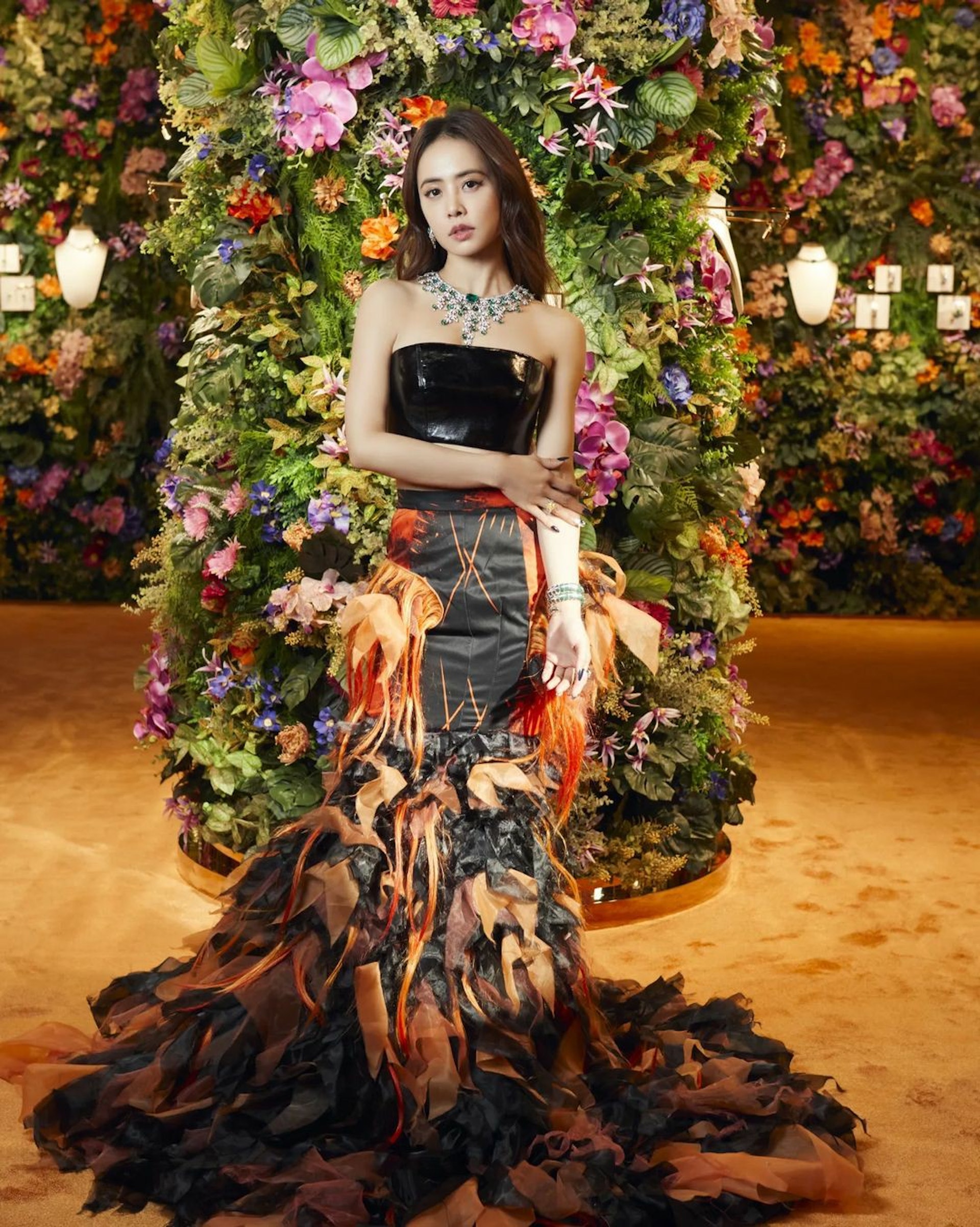 蔡依林(Jolin)日前以兩截式黑橘色「火鳥裝」亮相(IG@jolin_cai) 蔡依林(Jolin)日前以兩截式黑橘色「火鳥裝」亮相(IG@jolin_cai)