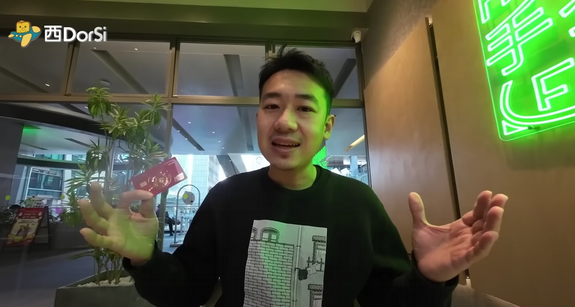 近年分享不少北上消費貼士的香港 YouTuber《西DorSi》,最近就上載影片,分享港人到中國內地開立銀行戶口的注意事項(圖 YouTube) 近年分享不少北上消費貼士的香港 YouTuber《西DorSi》,最近就上載影片,分享港人到中國內地開立銀行戶口的注意事項(圖 YouTube)