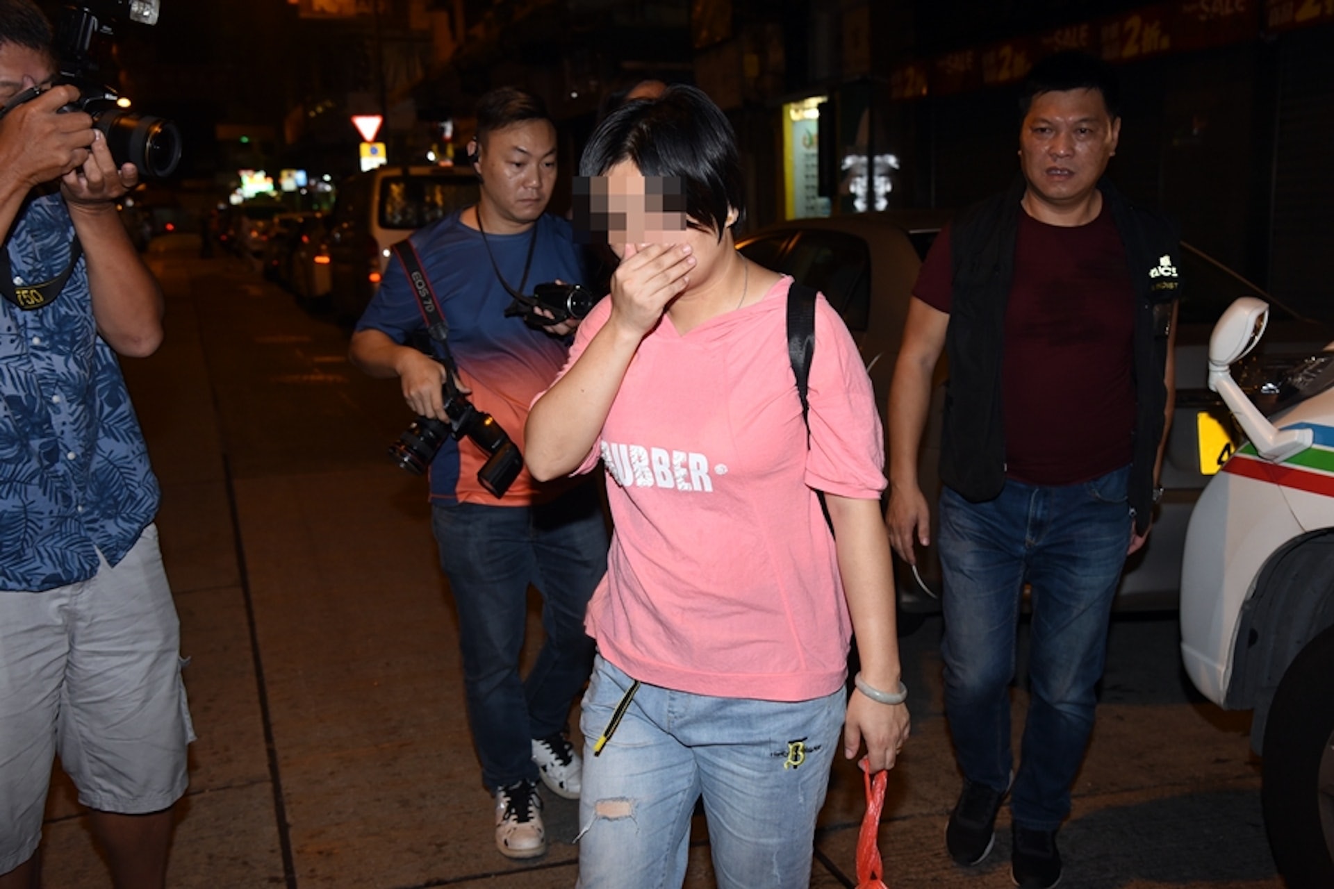 案發後警方帶走單位內兩名女子協助調查。(資料圖片)