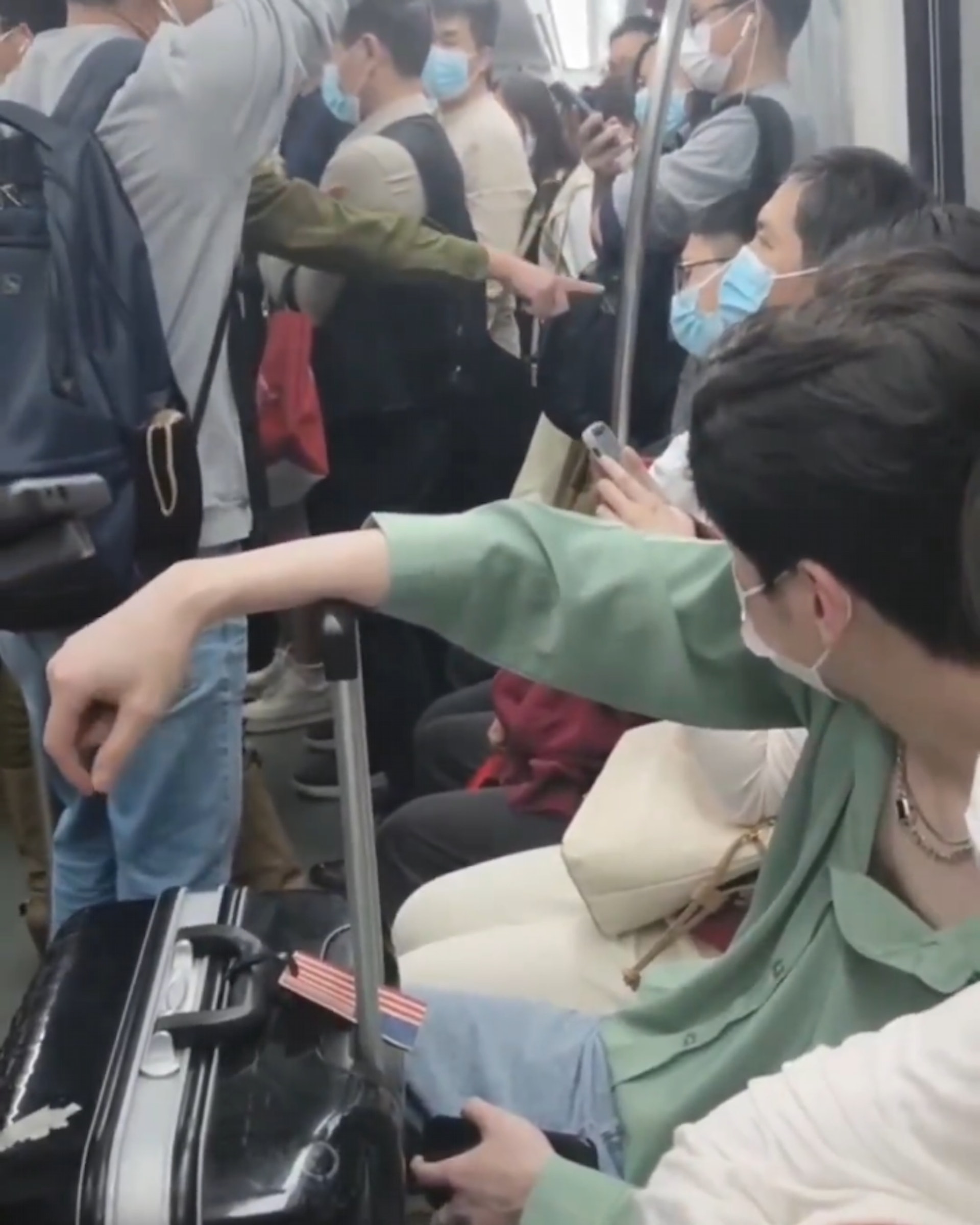 廣州地鐵有女子疑因座位問題,與一名男子發生爭執,期間更對男子重拳出擊。(影片截圖) 廣州地鐵有女子疑因座位問題,與一名男子發生爭執,期間更對男子重拳出擊。(影片截圖)